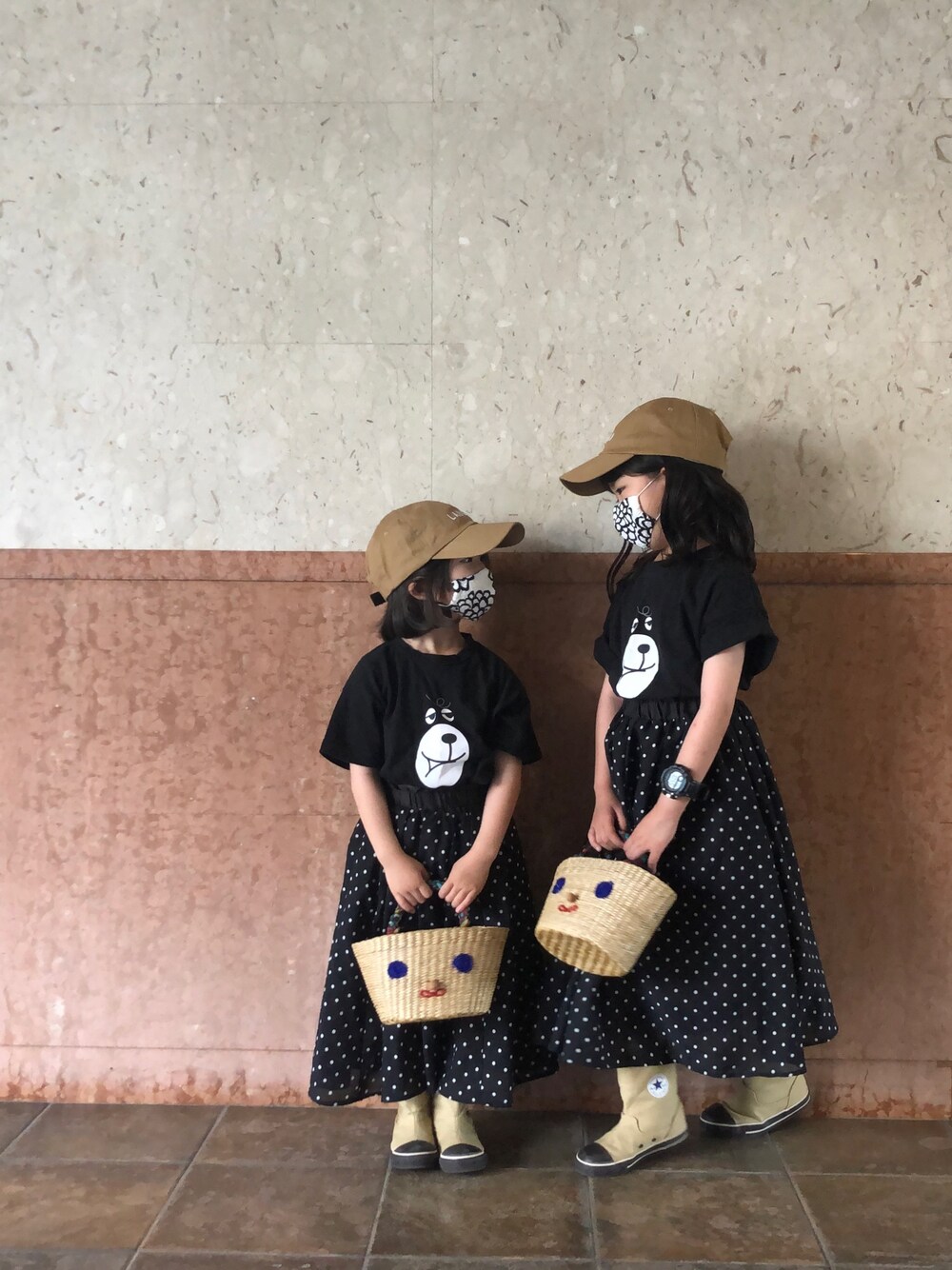 「姉妹コーデ、姉妹、姉妹オソロ、キッズファッション、夏コーデ、coen kids、coen、kids、kidsfashion、女の子コーデ」｜「DAISOのアイテム（帽子、ベージュ系）」を使った、hiyokuruさん（キッズ・120cm）の春コーディネートの1枚目の写真