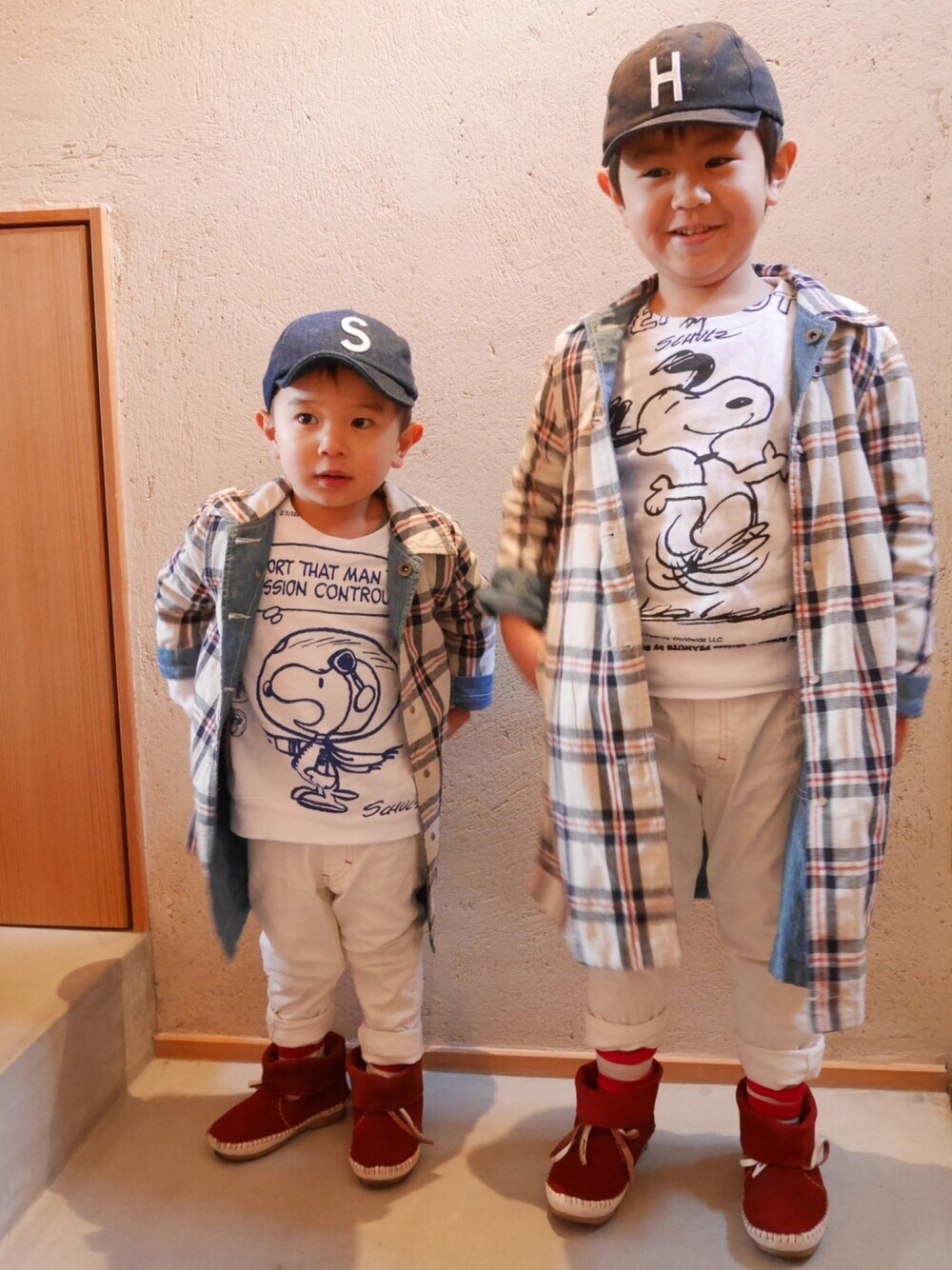 ブルー系のダウンジャケット/コート、ホワイト系のスウェット、ホワイト系のスウェットを着用したキッズの冬コーディネートの1枚目の写真