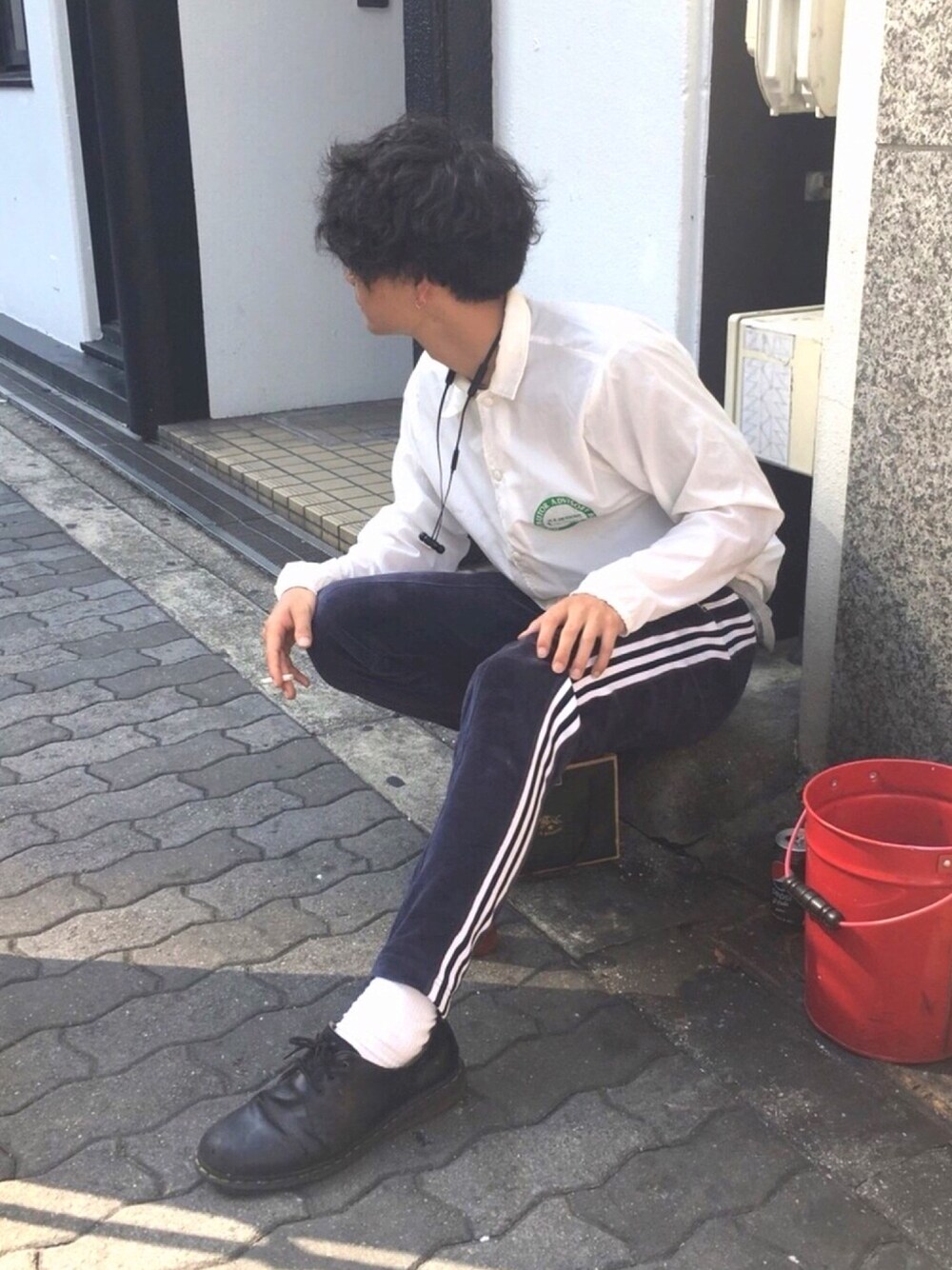 「ストリート、ドクターマーチン、大学生、古着MIX、adidas、ラブアンドピース2018、tiro13、tiro15」｜「古着のアイテム（ジャケット/アウター、ホワイト系）」を使った、massaさん（メンズ・178cm）の秋コーディネートの1枚目の写真