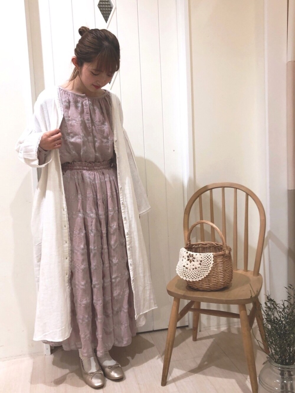 パープル系のシャツ/ブラウス、パープル系のスカート、ホワイト系のワンピースを着用したレディースの春コーディネートの1枚目の写真