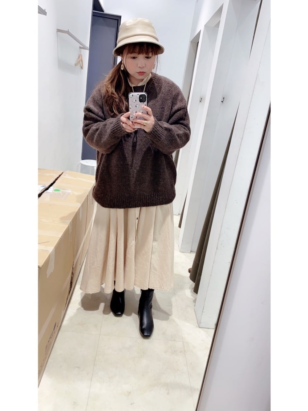 「アンクルブーツ、ロングワンピース、レザーハット、ブラウンニット、ブラウンコーデ、SENSE OF PLACE by URBAN RESEARCH、Libra、カジュアルコーデ、休日スタイル、ショートブーツ」｜「Libra Cueの【2020/AW】 オーバールーズニット（ニット/セーター、ブラウン系）」を使った、ｃａｎｃａｎさん（レディース・158cm）の冬コーディネートの1枚目の写真