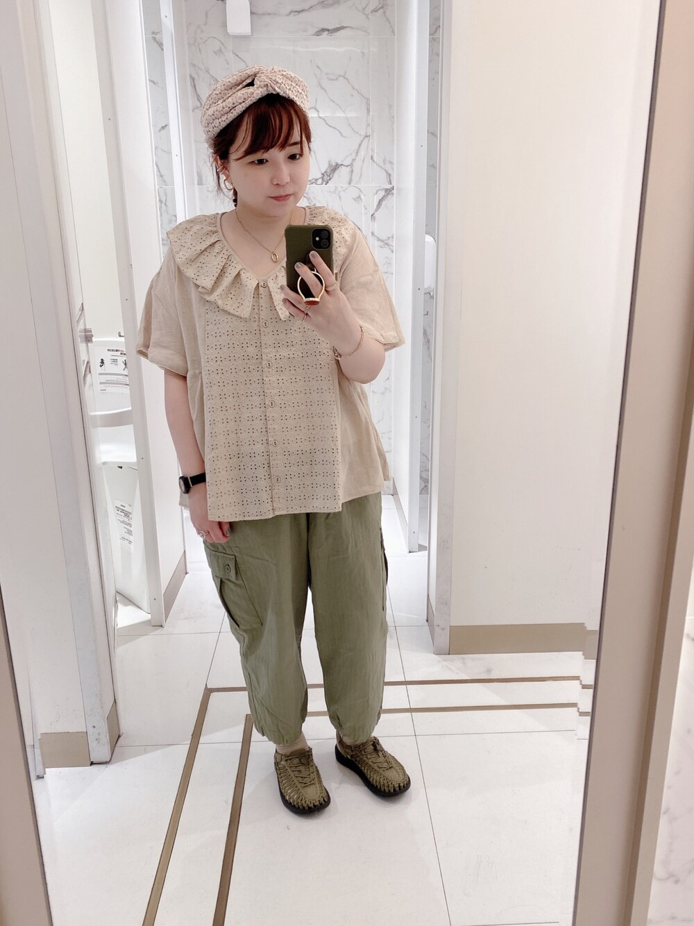 「ベージュコーデ、カーキコーデ、ナチュラルスタイル、レースブラウス、カオリノモリ、ヘアバンド、ミリタリーパンツ、nop de nod、キーン、出勤コーデ」｜「Samansa Mos2の衿レース脇ギャザーブラウス（シャツ/ブラウス、ホワイト系）」を使った、ｃａｎｃａｎさん（レディース・158cm）の夏コーディネートの1枚目の写真