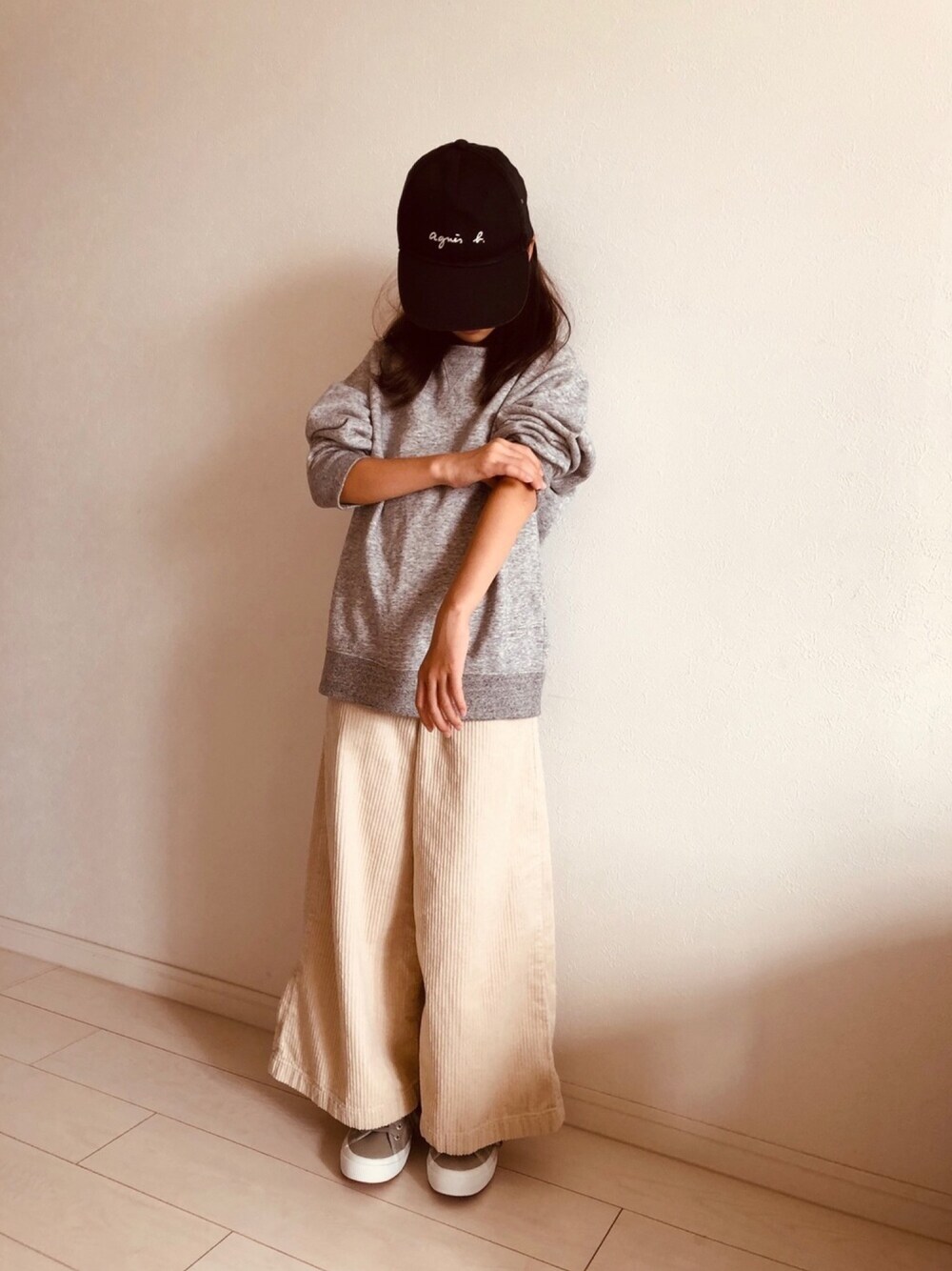 「agnes b.のGL11 E CASQUETTE　ロゴキャップ（キャップ、ブラック系）」を使った、ちゃーさん（キッズ・135cm）の秋コーディネートの1枚目の写真