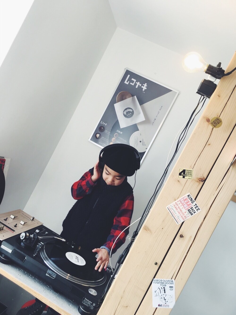 「レコヤキ、ベレー帽男子、DJ、groove、シンプルコーデ」｜「BEAUTY&YOUTH UNITED ARROWSのアイテム（ハンチング/ベレー帽、ブラック系）」を使った、KANさん（キッズ・110cm）の冬コーディネートの1枚目の写真