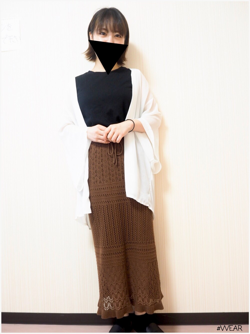 ホワイト系のその他アウター、ブラック系のタンクトップ、ブラウン系のスカートを着用したレディースの夏コーディネートの1枚目の写真