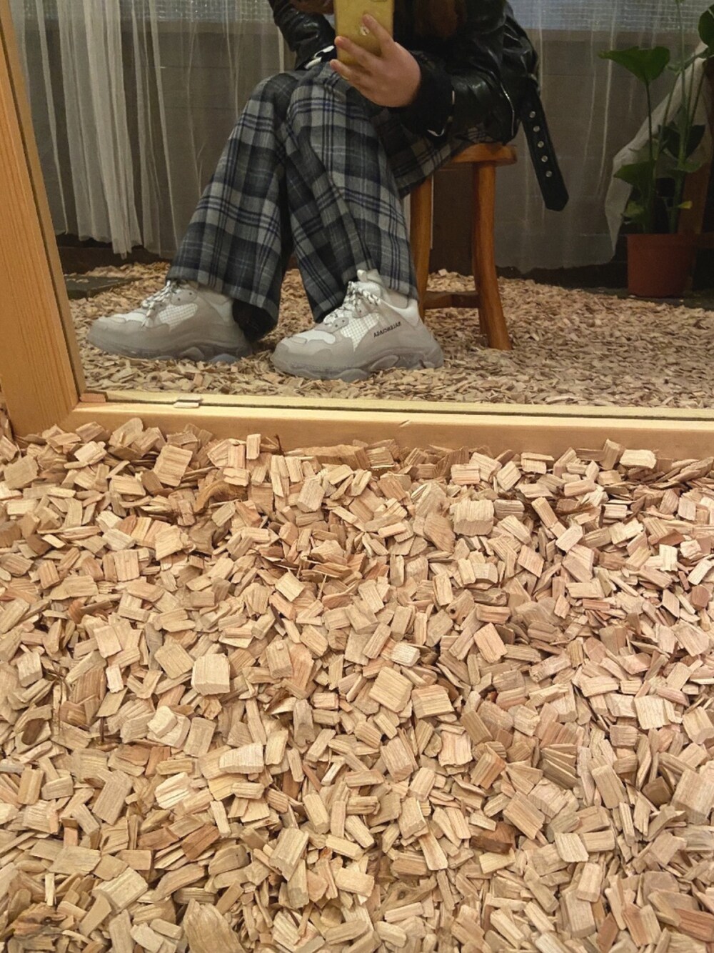 「秋コーデ、大人カジュアル、ゆるコーデ、休日スタイル、楽チンコーデ、スニーカー、ダッドスニーカー、BALENCIAGA、ストリート、ストリートMIX」｜「BALENCIAGAのBalenciaga Triple S Air Nylon Sneakers with Logo, Blanc（スニーカー、ホワイト系）」を使った、yopiさん（レディース・151cm）の秋コーディネートの1枚目の写真