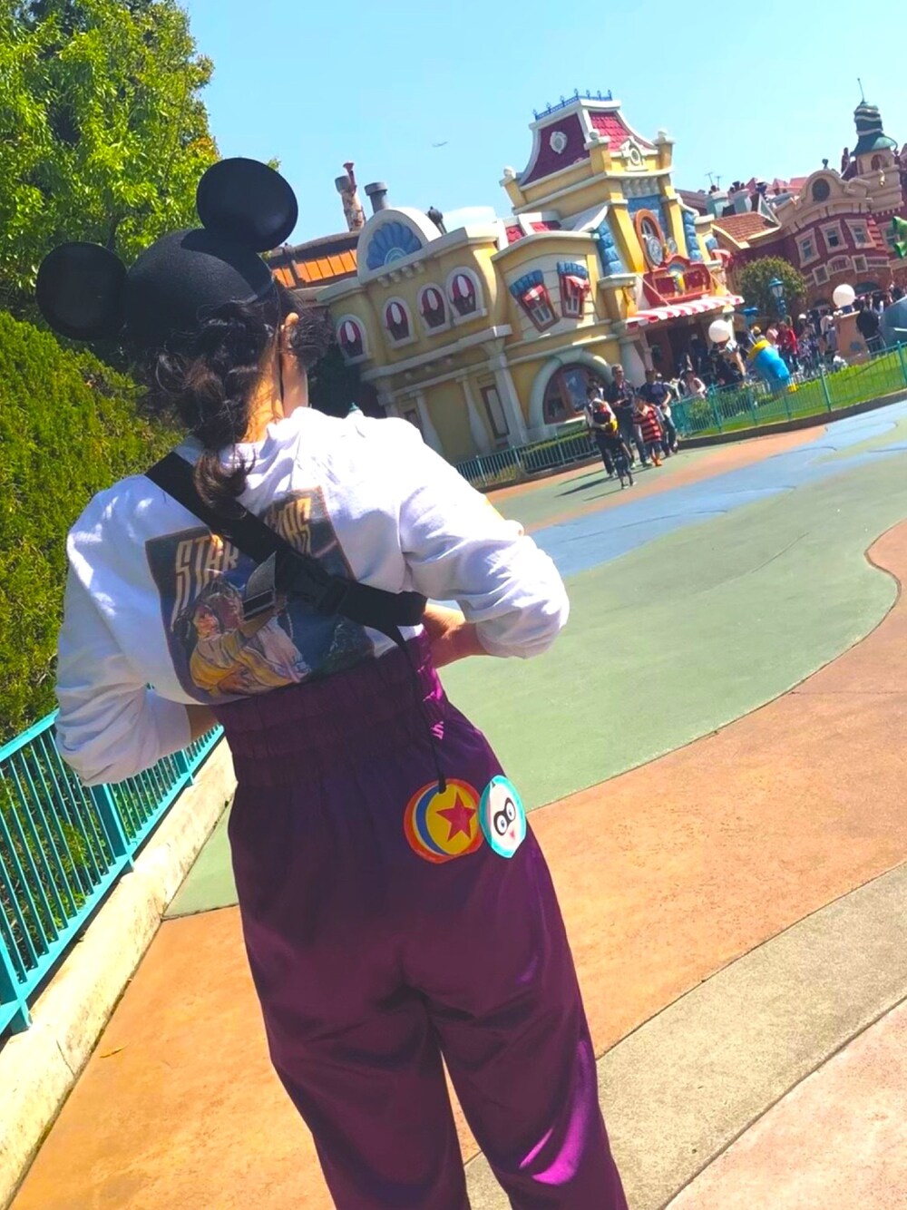 「ディズニー、ディズニーランド、ディズニーコーデ、カジュアルコーデ、お洒落さんとつながりたい、パンツスタイル、カジュアル、低身長、カラーパンツ、ロンT」｜「Aymmy in the batty girlsのSTAR WARS / Aymmy L/S Tシャツ（Tシャツ/カットソー、ホワイト系）」を使った、yopiさん（レディース・151cm）の春コーディネートの1枚目の写真