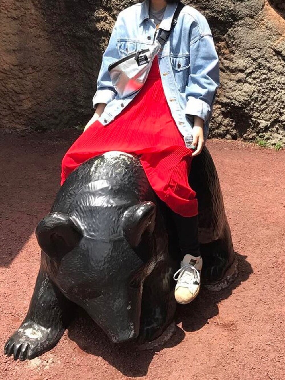 シルバー系のボディバッグ/ウエストポーチを着用したレディースの夏コーディネートの1枚目の写真