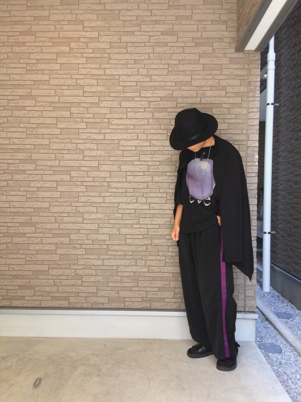 ブラック系のTシャツ/カットソー、ブラック系のパンツ、ブラック系のサンダルを着用したメンズの夏コーディネートの1枚目の写真
