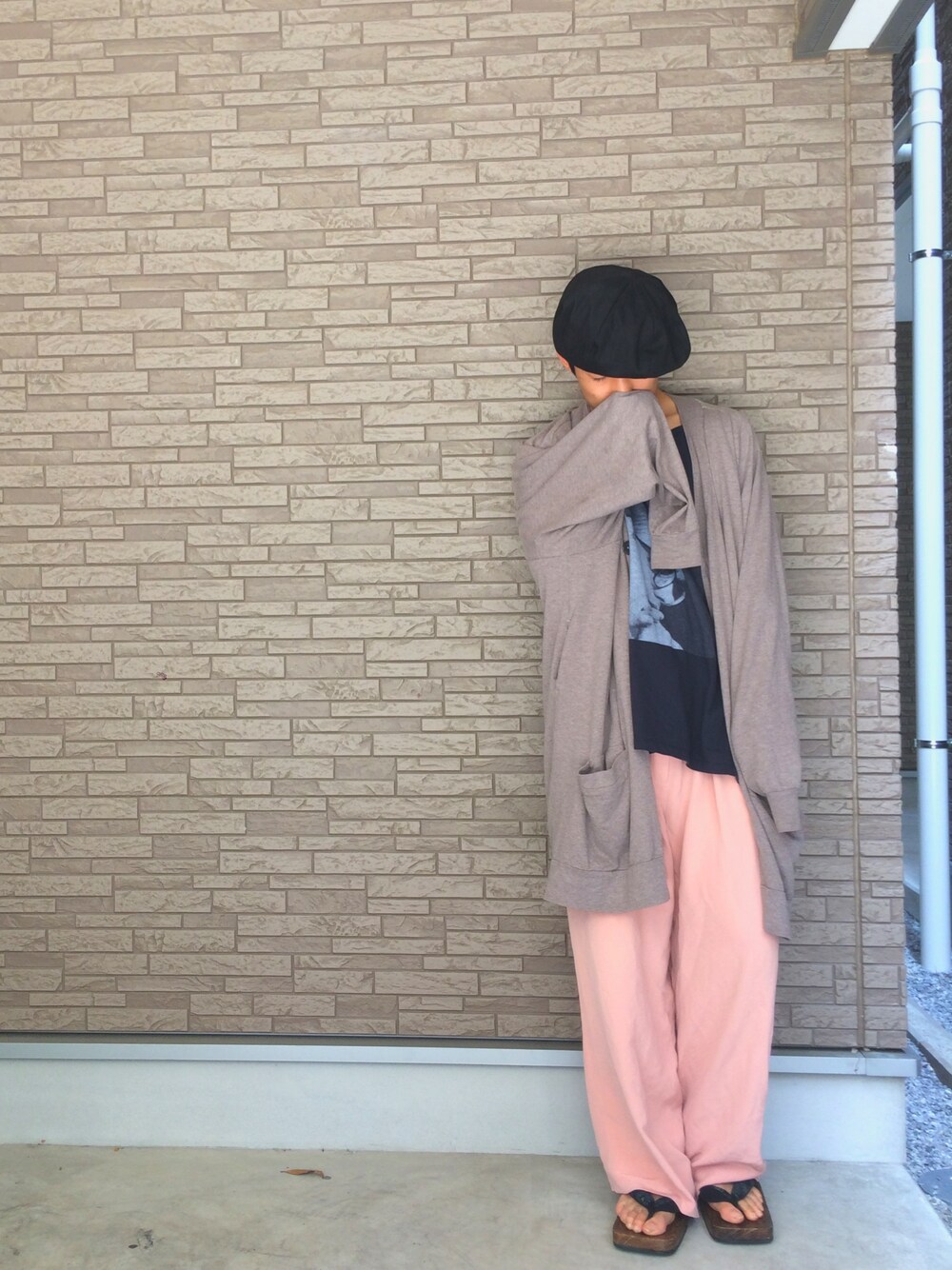 その他のジャケット/アウター、ブルー系のTシャツ/カットソー、ピンク系のパンツを着用したメンズの夏コーディネートの1枚目の写真