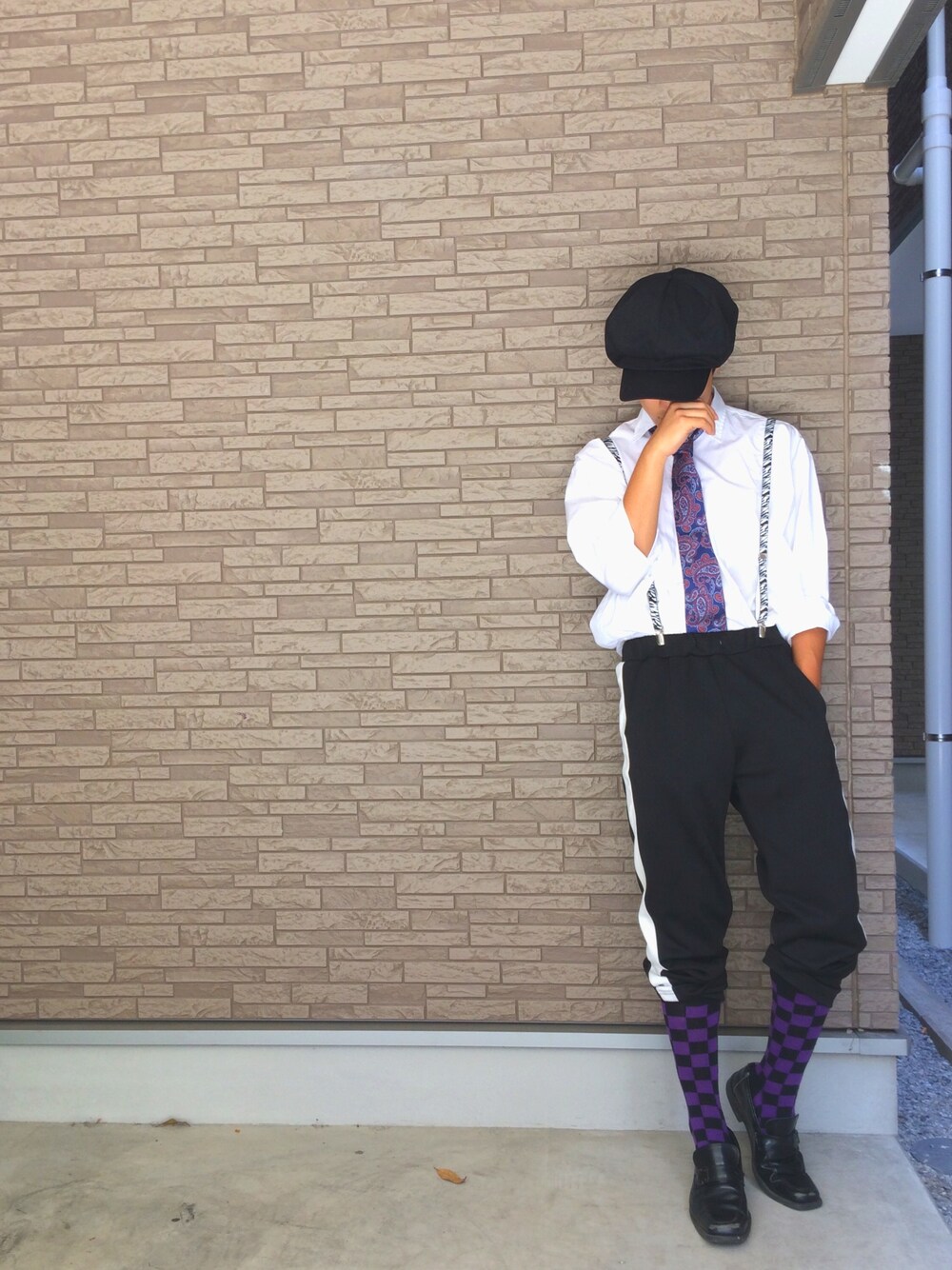 ブラック系のその他パンツ、ブラック系のローファー、ブルー系のネクタイを着用したメンズの夏コーディネートの1枚目の写真