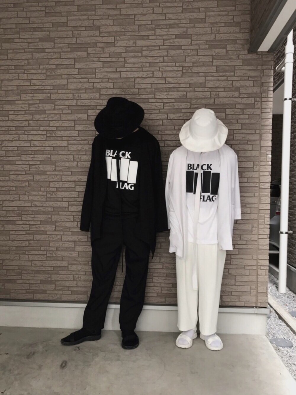 「夏、モノトーン、プチプラ、BLACKFLAG、ペアルック、teva、ootd、古着、RAGEBLUE、ハット」｜「HAREのシャンブレーHAT（HARE）（ハット、ホワイト系）」を使った、経田 完治 さん（メンズ・168cm）の夏コーディネートの1枚目の写真