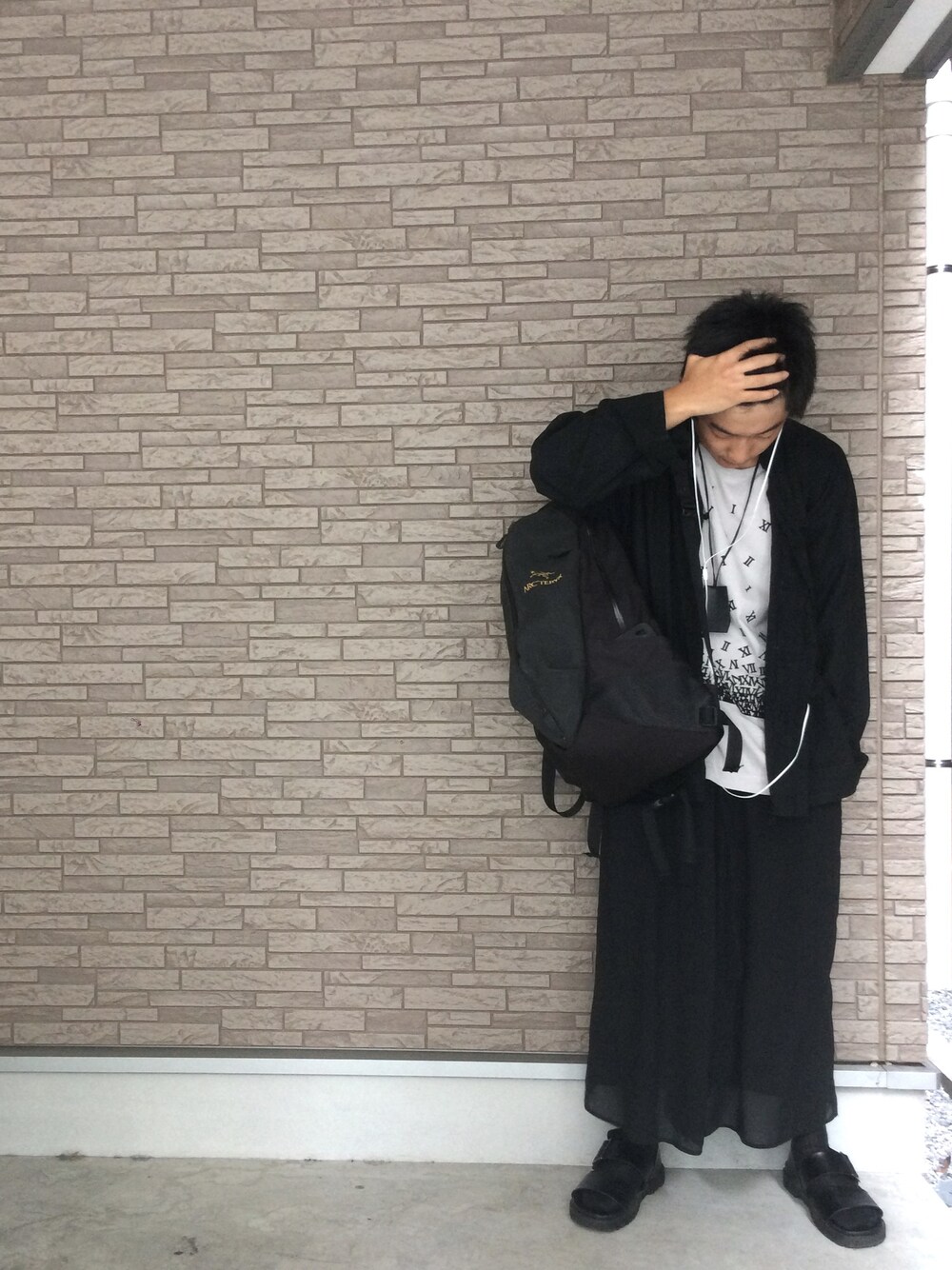 「夏、チャイナシャツ、サンダル、ワイドパンツ、シャリーフ(SHAREEF)、ハレ(HARE)、アークテリクス、休日スタイル、Tシャツ、ootd」｜「ARC'TERYXの【ARC'TERYX　アークテリクス】	バックパック /ARRO22（バックパック/リュック、ブラック系）」を使った、経田 完治 さん（メンズ・168cm）の夏コーディネートの1枚目の写真
