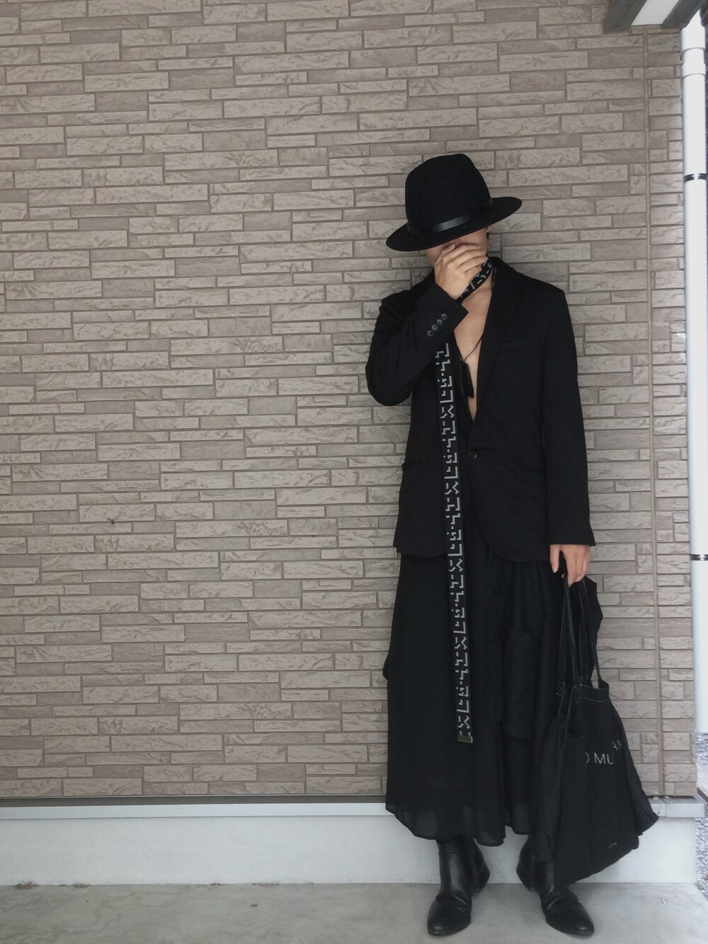 「夏、モード、オールブラック、古着、個性派、チャイナシャツ、高校生、ハット、テーラードジャケット、ラッドミュージシャン」｜「VINTAGEのアイテム（キャップ、ブラック系）」を使った、経田 完治 さん（メンズ・168cm）の夏コーディネートの1枚目の写真