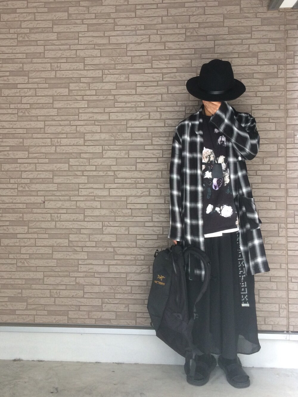 ブラック系のその他アウター、ブルー系のTシャツ/カットソー、ホワイト系のTシャツ/カットソーを着用したメンズの秋コーディネートの1枚目の写真