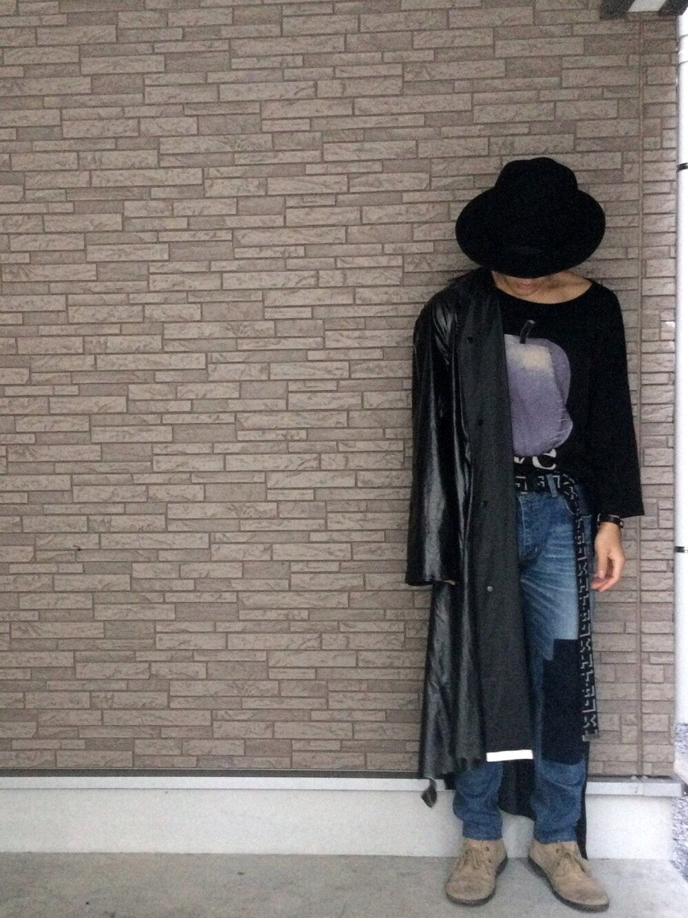 「古着MIX、高校生、レザージャケット、ハット、モード、デニム、エトセンス、ヴィヴィアンウエストウッド、シャリーフ(SHAREEF)、古着」｜「VINTAGEのアイテム（キャップ、ブラック系）」を使った、経田 完治 さん（メンズ・168cm）の秋コーディネートの1枚目の写真