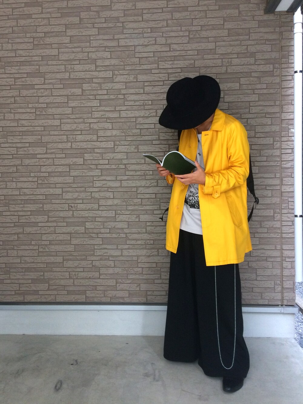「本、秋のコーデ、黄色、ウォレットチェーン、古着、ハット、モード、ラッドミュージシャン、シャリーフ(SHAREEF)、革靴」｜「CA4LAのつば広ハット（ハット、ブラック系）」を使った、経田 完治 さん（メンズ・168cm）の秋コーディネートの1枚目の写真