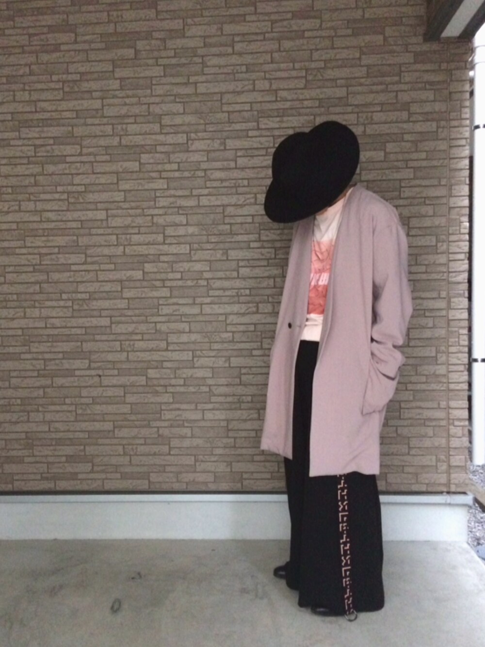 「高校生、モード、ピンク、ラッドミュージシャン、秋コーデ、SUB-AGE.、ハット、革靴、ワイドパンツ、ハレ(HARE)」｜「HAREのＴＲノーカラーコート(HARE)（ノーカラージャケット、ピンク系）」を使った、経田 完治 さん（メンズ・168cm）の秋コーディネートの1枚目の写真