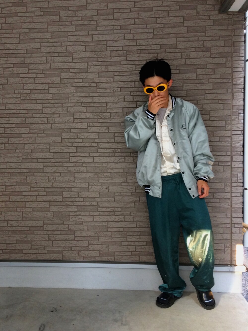 「サテン、秋コーデ、シルバー、緑、シャリーフ(SHAREEF)、古着、サングラス、チャイナシャツ、高校生、サンダル」｜「VINTAGEのアイテム（スラックス、グリーン系）」を使った、経田 完治 さん（メンズ・168cm）の秋コーディネートの1枚目の写真