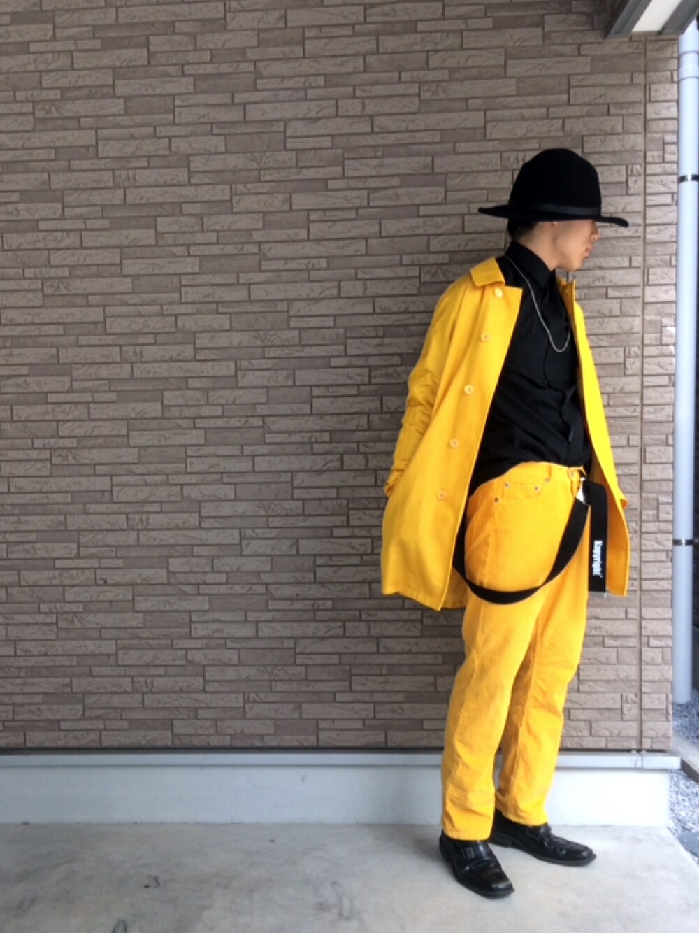 「秋のコーデ、セットアップ、黄色、高校生、A.P.C.、ハット、タックイン、革靴、古着、モード」｜「VINTAGEのアイテム（キャップ、ブラック系）」を使った、経田 完治 さん（メンズ・168cm）の秋コーディネートの1枚目の写真