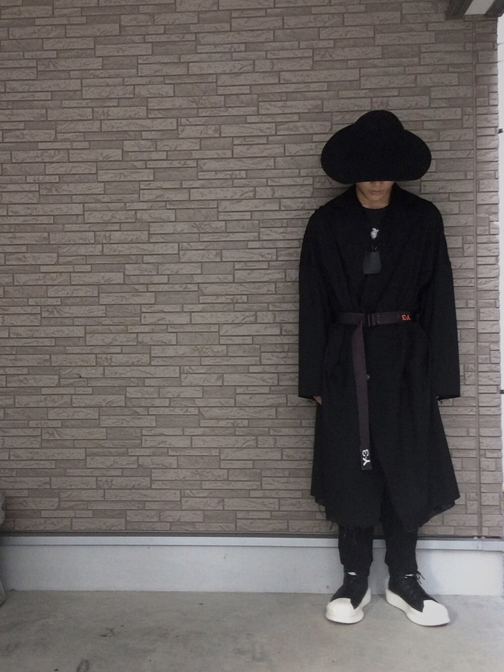 「オールブラック、モード、黒、古着、ロングコート、花柄、高校生、秋コーデ、冬コーデ、おしゃれさんと繋がりたい」｜「CA4LAのつば広ハット（ハット、ブラック系）」を使った、経田 完治 さん（メンズ・168cm）の秋コーディネートの1枚目の写真