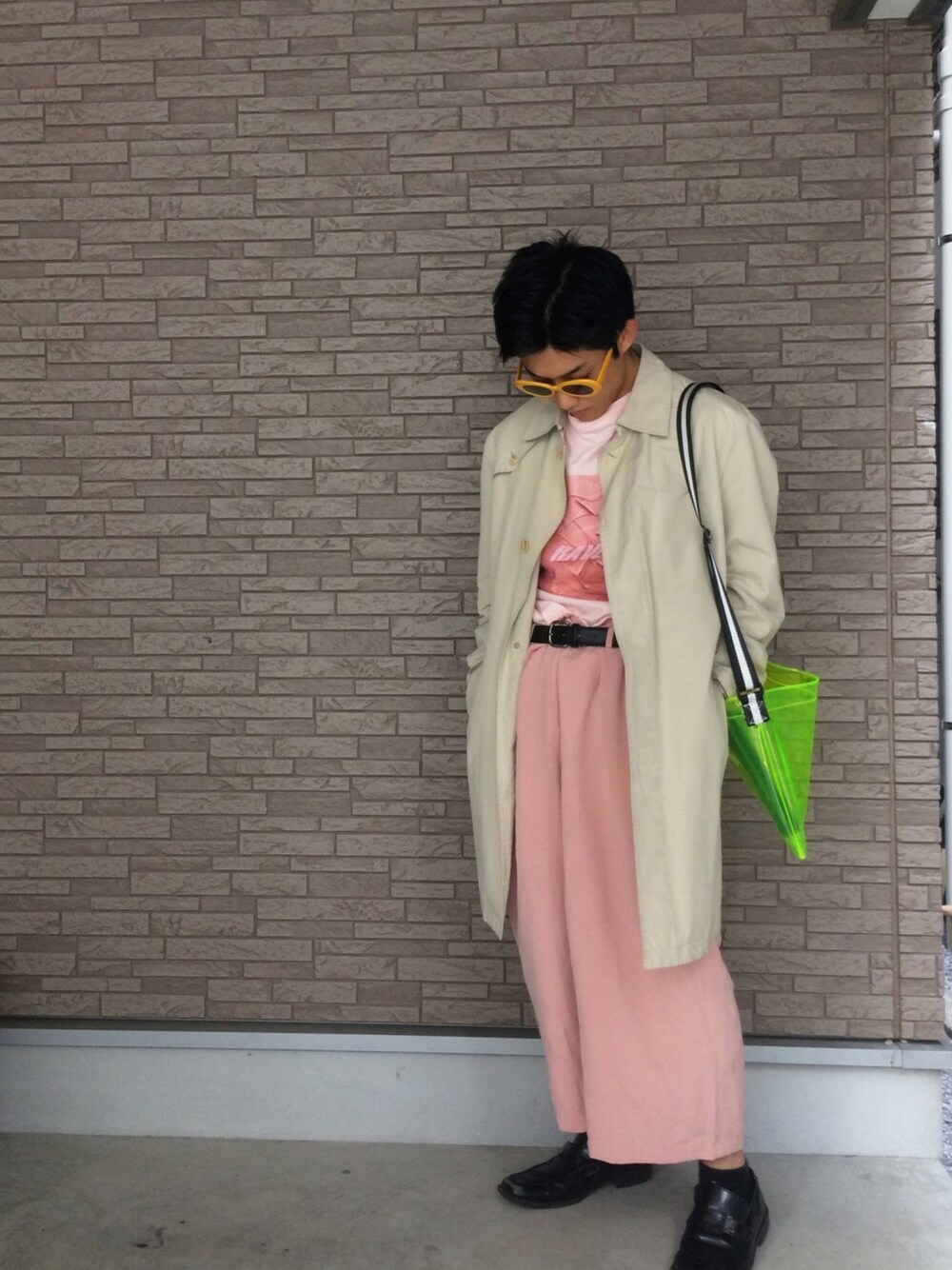 「秋コーデ、ピンク、トレンチコート、サングラス、高校生、シースルー、革靴、古着、vintage、WEGO」｜「VINTAGEのアイテム（サングラス、イエロー系）」を使った、経田 完治 さん（メンズ・168cm）の秋コーディネートの1枚目の写真