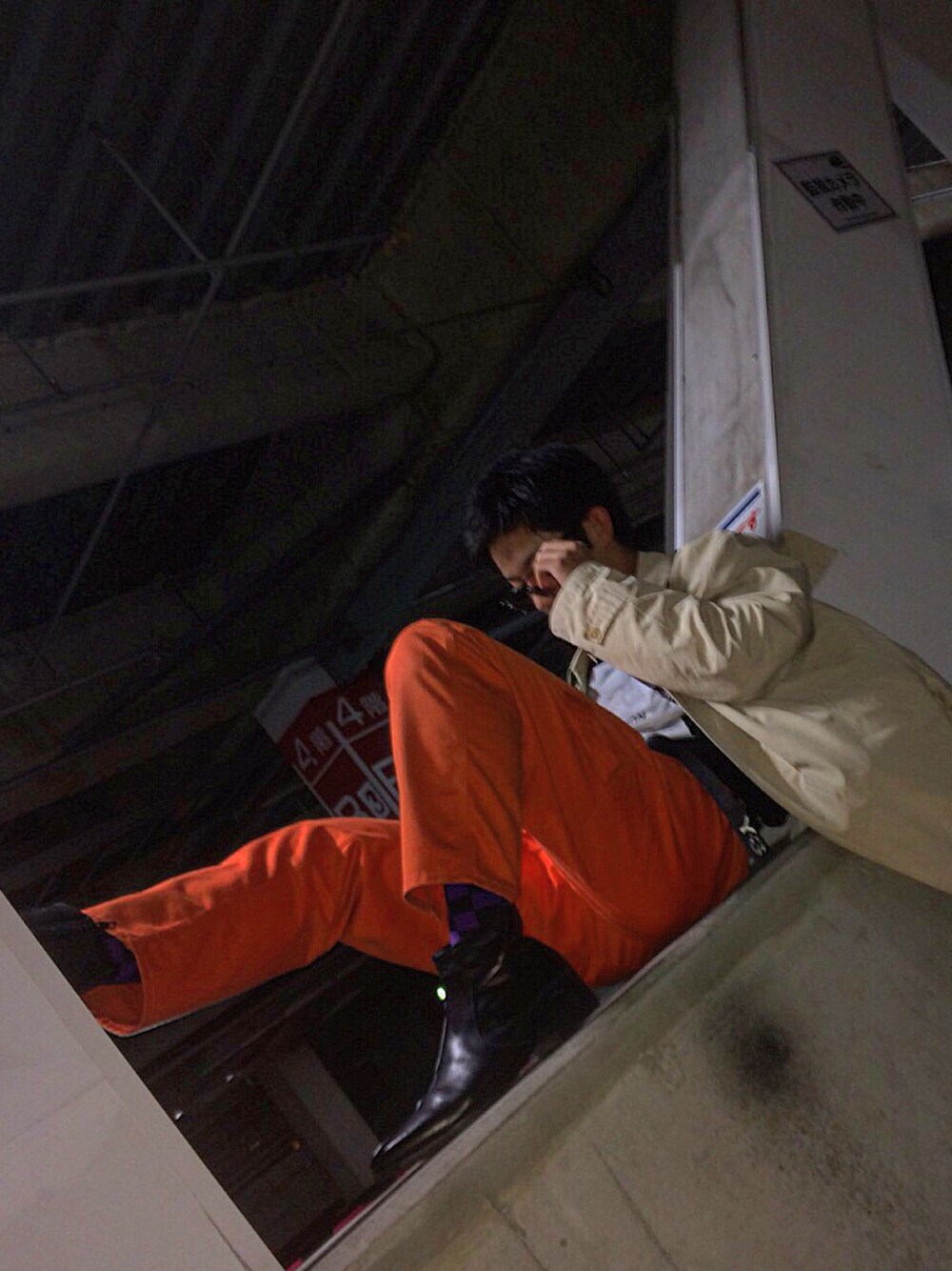 「高校生、オレンジ、トレンチコート、古着、vintage、お洒落さんとつながりたい、秋のコーデ、ヒールブーツ、冬コーデ、ootd」｜「VINTAGEのアイテム（サングラス、ブルー系）」を使った、経田 完治 さん（メンズ・168cm）の秋コーディネートの1枚目の写真