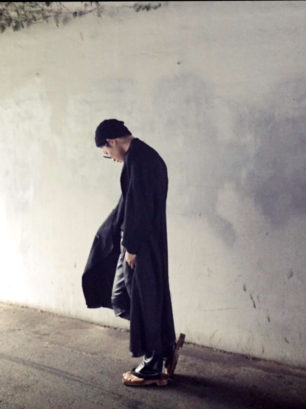 「オールブラック、黒、古着、sulvam、gosharubchinskiy、高校生、モード、メガネ男子、コート、下駄」｜「Gosha Rubchinskiyのアイテム（ニットキャップ/ビーニー、ブラック系）」を使った、経田 完治 さん（メンズ・168cm）の秋コーディネートの1枚目の写真