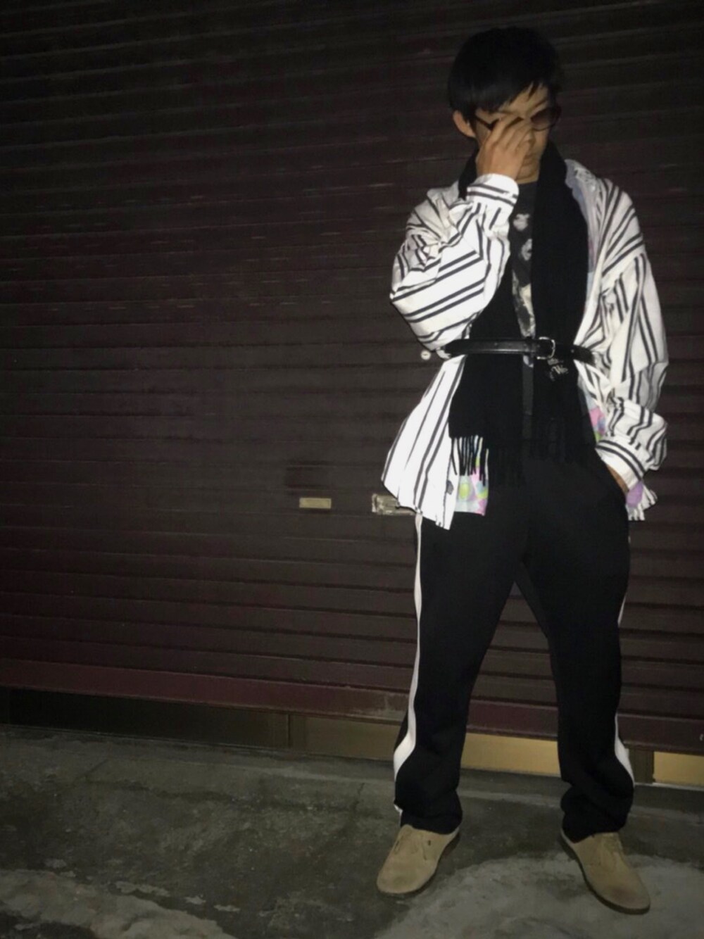 「秋コーデ、柄シャツ、おしゃれさんと繋がりたい、冬コーデ、ラインパンツ、古着、高校生、ストライプ、サングラス、マフラー」｜「Vivienne Westwoodのアイテム（マフラー、ブラック系）」を使った、経田 完治 さん（メンズ・168cm）の秋コーディネートの1枚目の写真
