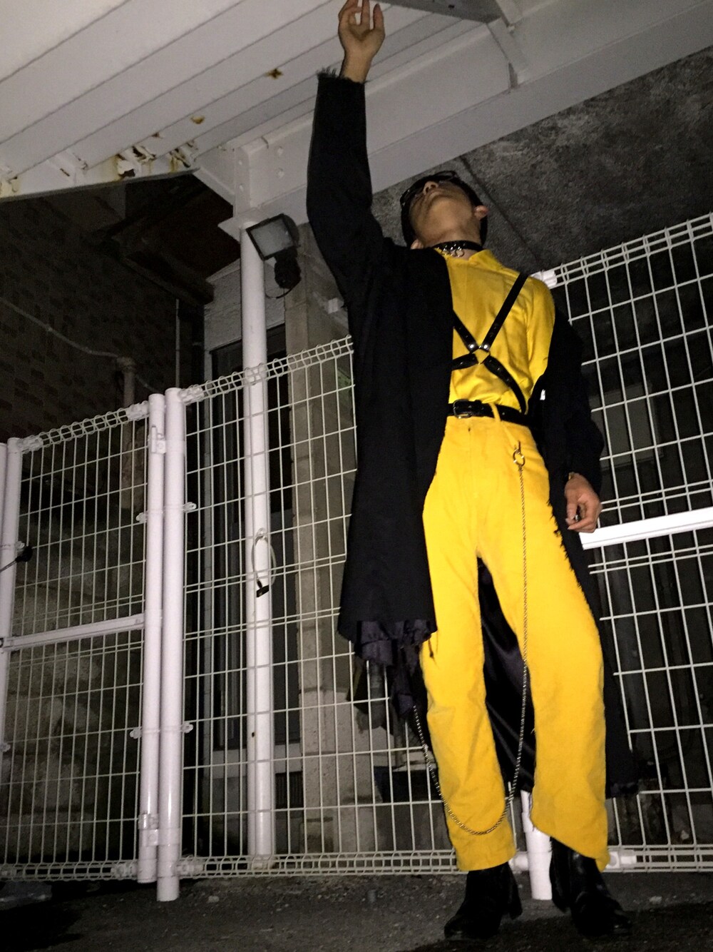 「おしゃれさんと繋がりたい、ootd、古着MIX、黄色、ラッドミュージシャン、パンク、ハーネス、コート、黒、高校生」｜「Gosha Rubchinskiyのアイテム（ニットキャップ/ビーニー、ブラック系）」を使った、経田 完治 さん（メンズ・168cm）の秋コーディネートの1枚目の写真