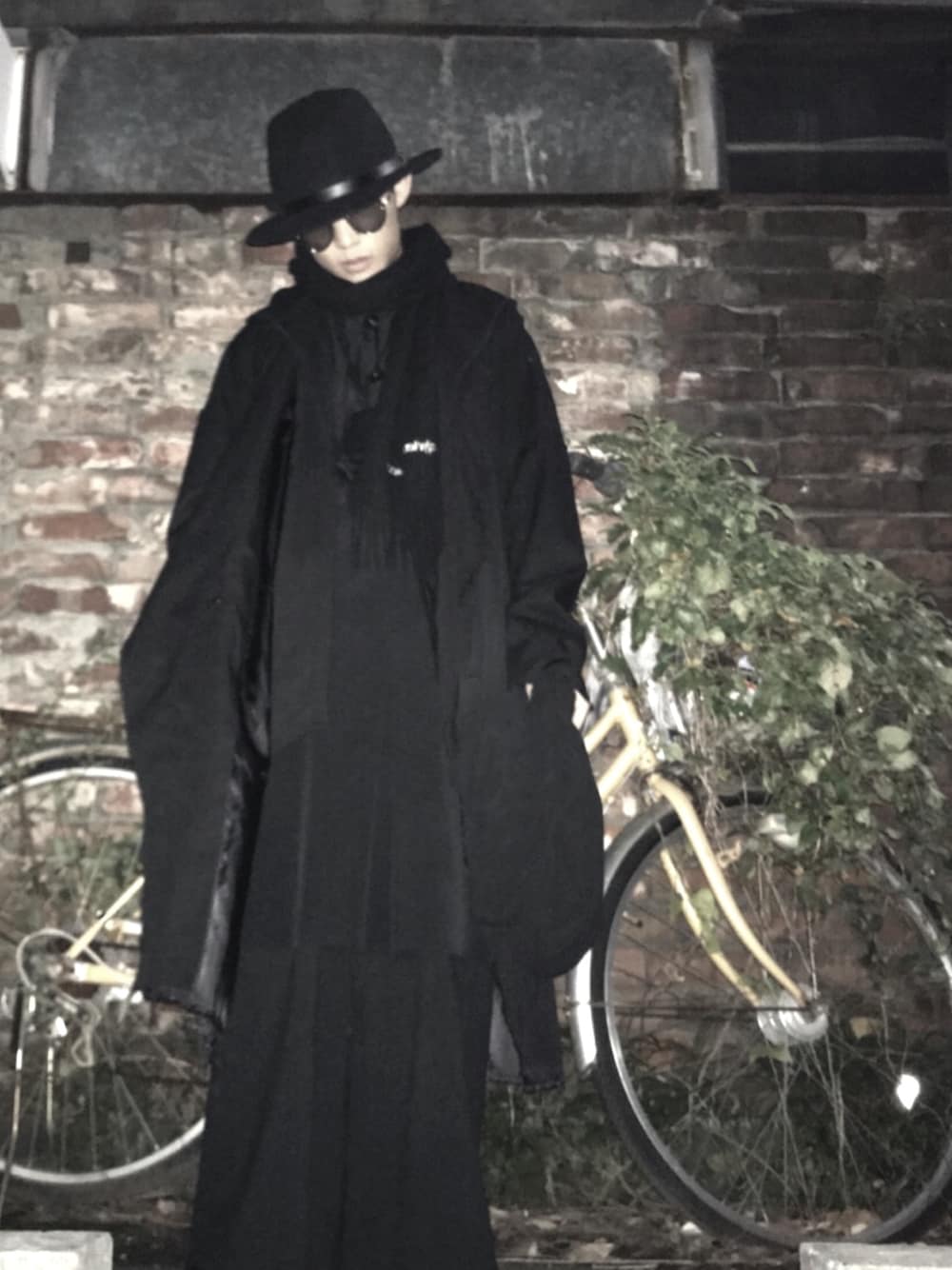 「オールブラック、黒、冬コーデ、ワイドパンツ、レイヤードスタイル、マフラー、高校生、モード、sulvam、Vivienne Westwood」｜「CA4LAのつば広ハット（ハット、ブラック系）」を使った、経田 完治 さん（メンズ・168cm）の秋コーディネートの1枚目の写真
