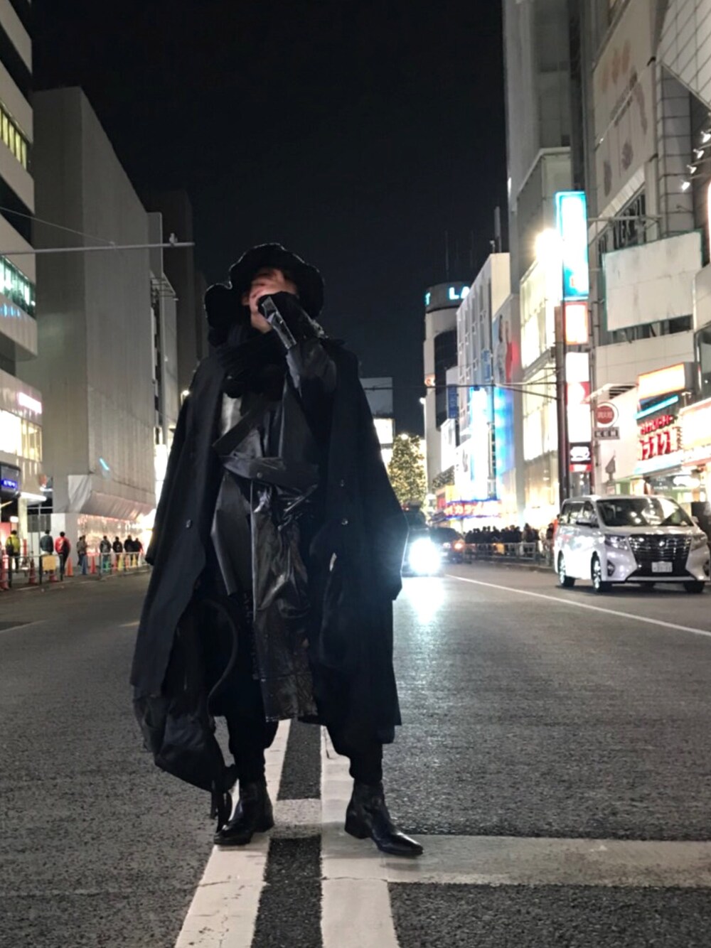 「低身長、モード、黒、変形、プリーツパンツ、シャリーフ(SHAREEF)、原宿、古着、ガチャベルト、モノトーン」｜「SHAREEFのチューリップハット（ハット、その他）」を使った、経田 完治 さん（メンズ・168cm）の秋コーディネートの1枚目の写真
