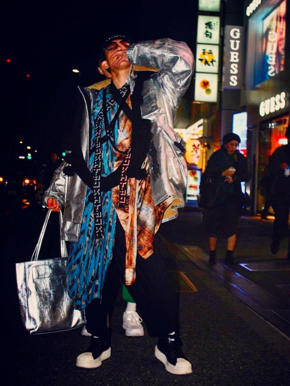 「アシンメトリー、原宿、冬、休日スタイル、シルバー、イッセイミヤケ、ハーネス、ビーニー、ootd、お洒落さんとつながりたい」｜「Gosha Rubchinskiyのアイテム（ニットキャップ/ビーニー、ブラック系）」を使った、経田 完治 さん（メンズ・168cm）の冬コーディネートの1枚目の写真