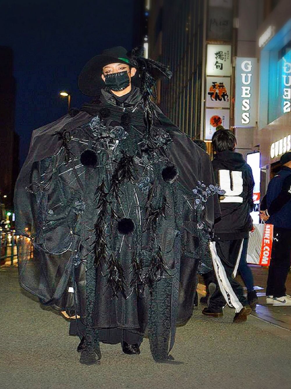 「奇抜、原宿、オールブラック、黒、冬服、ハット、モード、ootd、ブーツ」｜「Handmadeのアイテム（ハット、ブラック系）」を使った、経田 完治 さん（メンズ・168cm）の冬コーディネートの1枚目の写真
