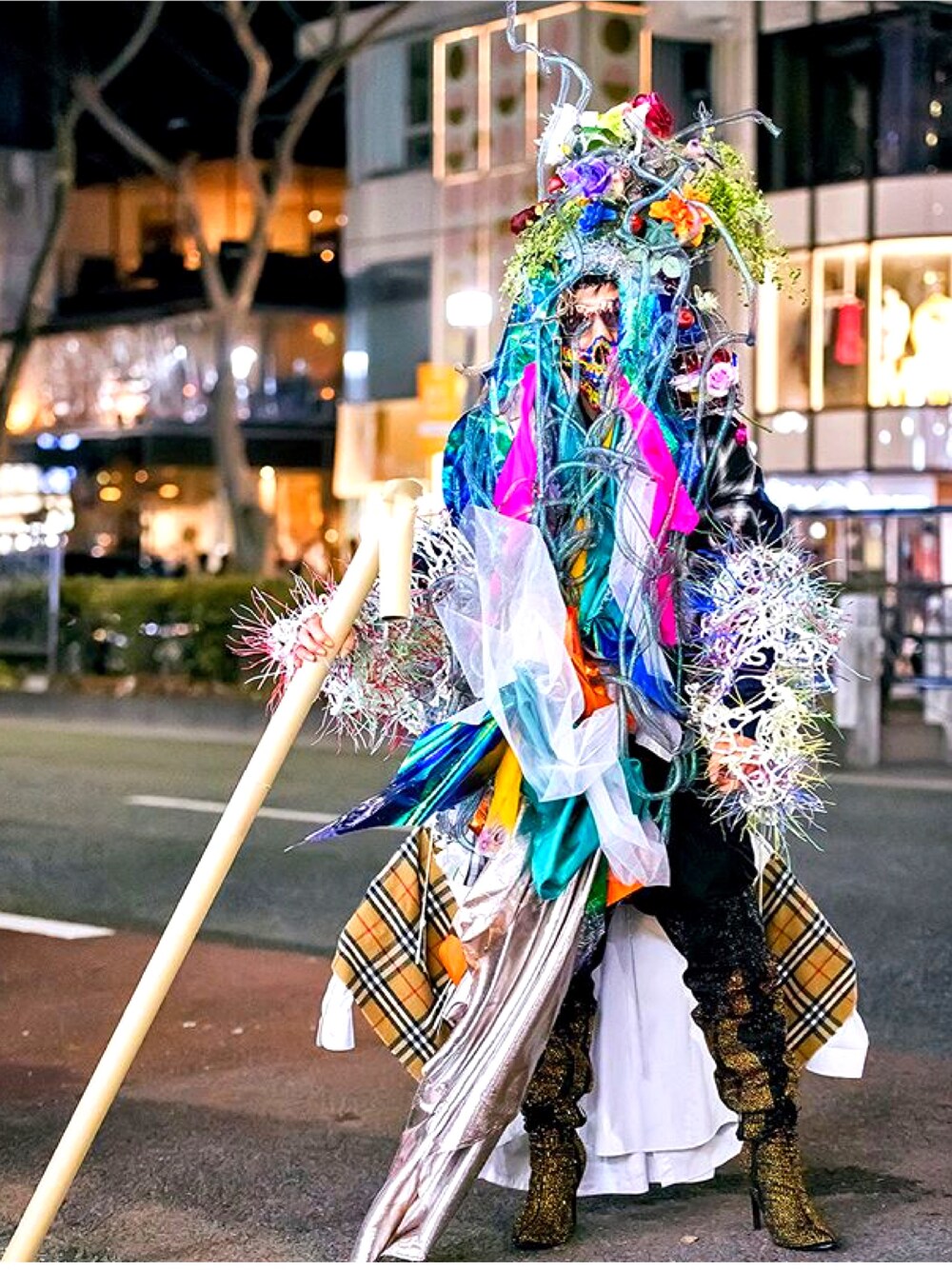 「ハンドメイド、アヴァンギャルド、花、原宿、奇抜、ファッションウィーク、サングラス、リメイク、インポート、インスタグラム」｜「all handmadeのアイテム（その他、ホワイト系）」を使った、経田 完治 さん（メンズ・168cm）の春コーディネートの1枚目の写真