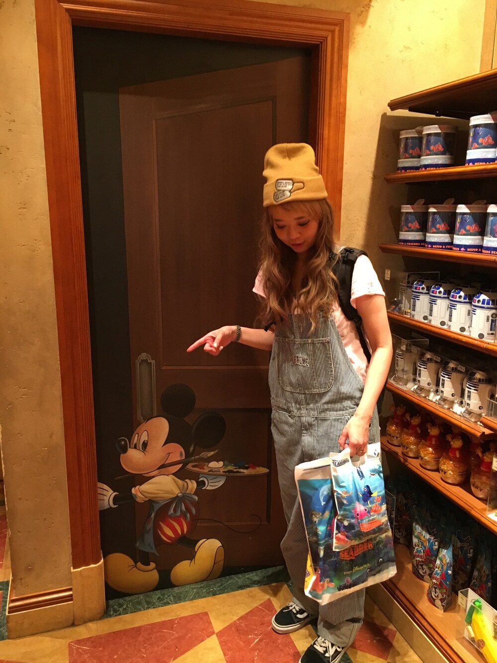 「シュプリーム、supreme、オゾック(OZOC)、OZOC、VANS、スニーカー、オーバーオール、サロペット、ヒッコリー」｜「Supreme のアイテム（ニットキャップ/ビーニー、ベージュ系）」を使った、adaaajoさん（レディース・166cm）の秋コーディネートの1枚目の写真
