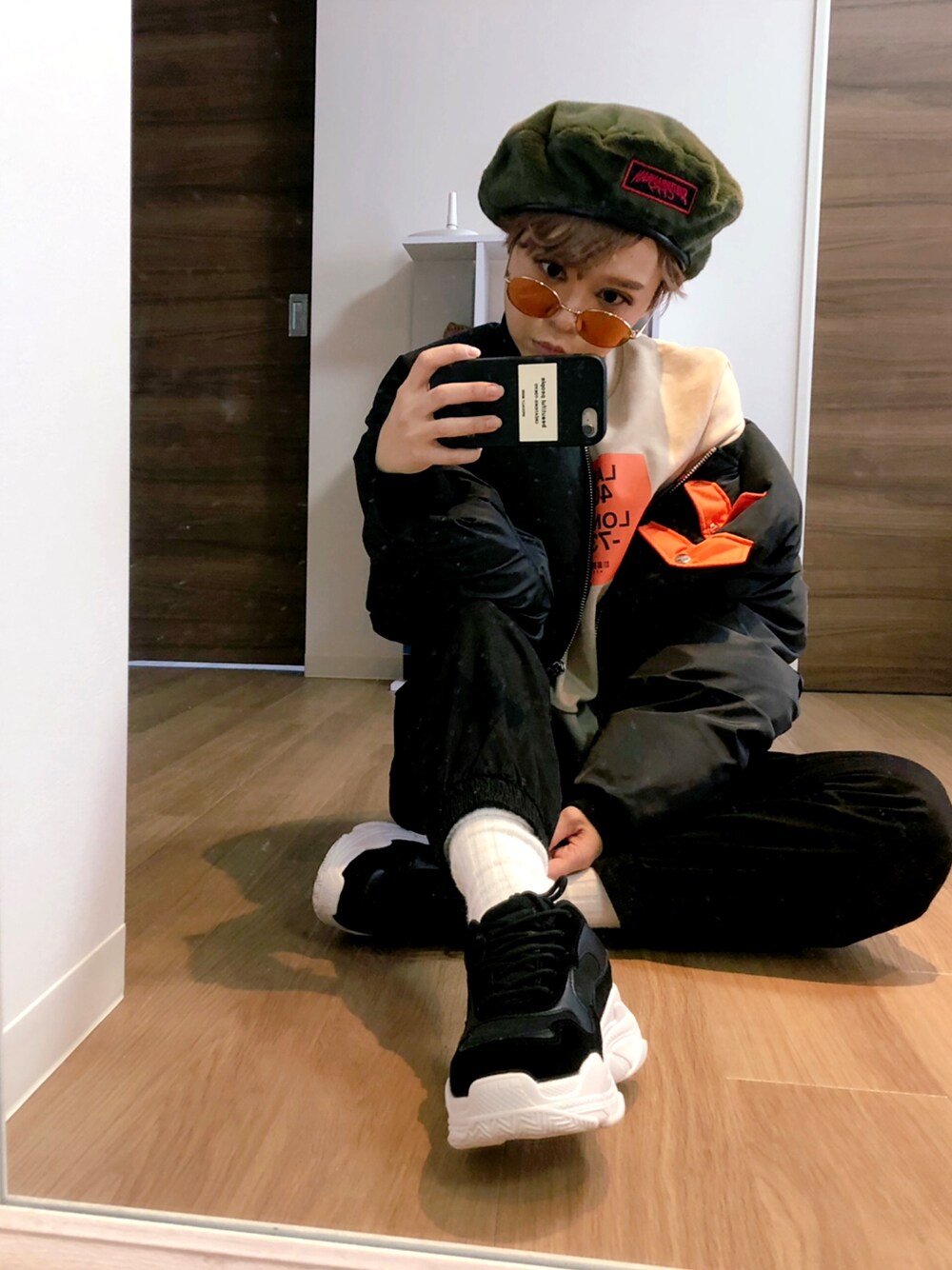 「PAMEO POSE、MA-1、黒コーデ、ブラックコーデ、ジョガーパンツ、ミリタリーパンツ、カーゴパンツ、ベレー帽、ダッドスニーカー、FIG&VIPER」｜「PAMEO POSEのFlap Short Down Jacket（ブルゾン、ブラック系）」を使った、adaaajoさん（レディース・166cm）の冬コーディネートの1枚目の写真