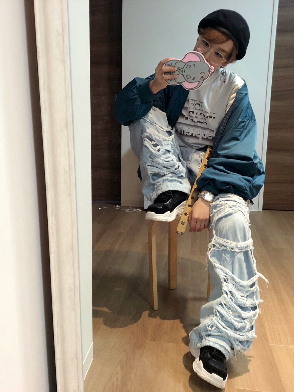 「PONYSTONE、ダメージデニムパンツ、クラッシュデニム、ポニーストーン、デニム、シュプリーム、supreme、ダッドスニーカー、ベレー帽、クリアメガネ」｜「ponystoneのアイテム（デニムパンツ、ブルー系）」を使った、adaaajoさん（レディース・166cm）の春コーディネートの1枚目の写真