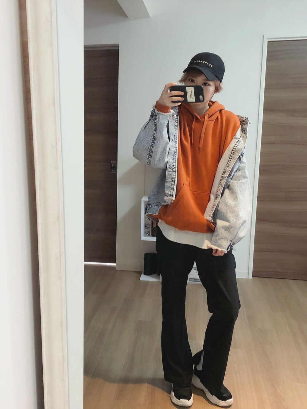 「カジュアル、フレアパンツ、PAGEBOY、GU、UNIQLO、Gジャン、デニムジャケット、ダッドスニーカー、CLANE、キャップ」｜「PAGEBOYのケミカルビックGジャン（デニムジャケット、ブルー系）」を使った、adaaajoさん（レディース・166cm）の春コーディネートの1枚目の写真