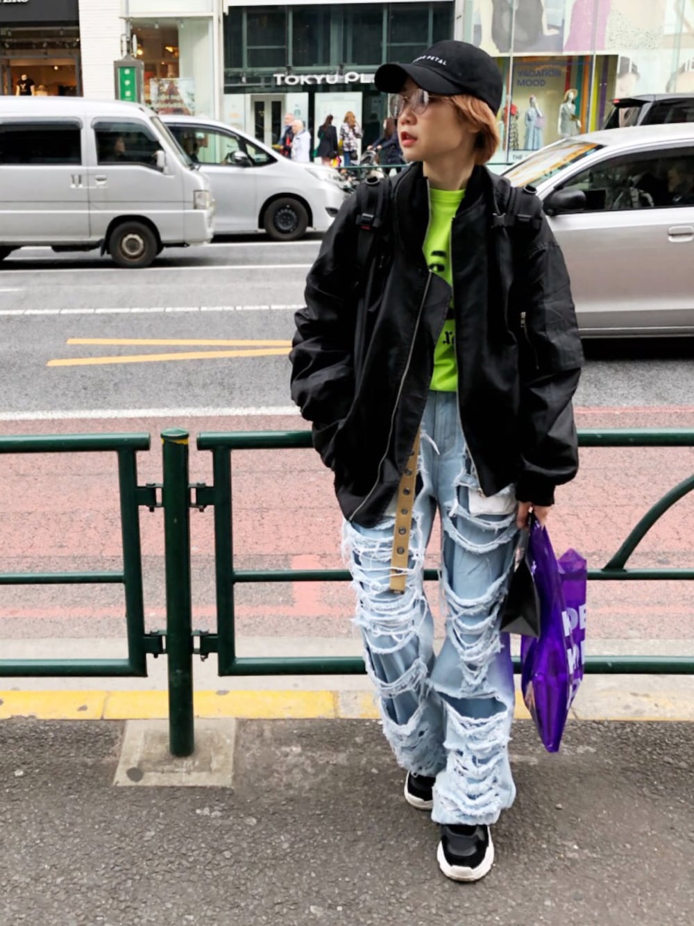 「MA-1、エックスガール、x-girl、ネオンカラー、CLANE、キャップ、PONY STONE、ダメージデニム、ダッドスニーカー、カジュアル」｜「CLANEの【CLANE】CLANE CAP 14136-8121（キャップ、ブラック系）」を使った、adaaajoさん（レディース・166cm）の春コーディネートの1枚目の写真