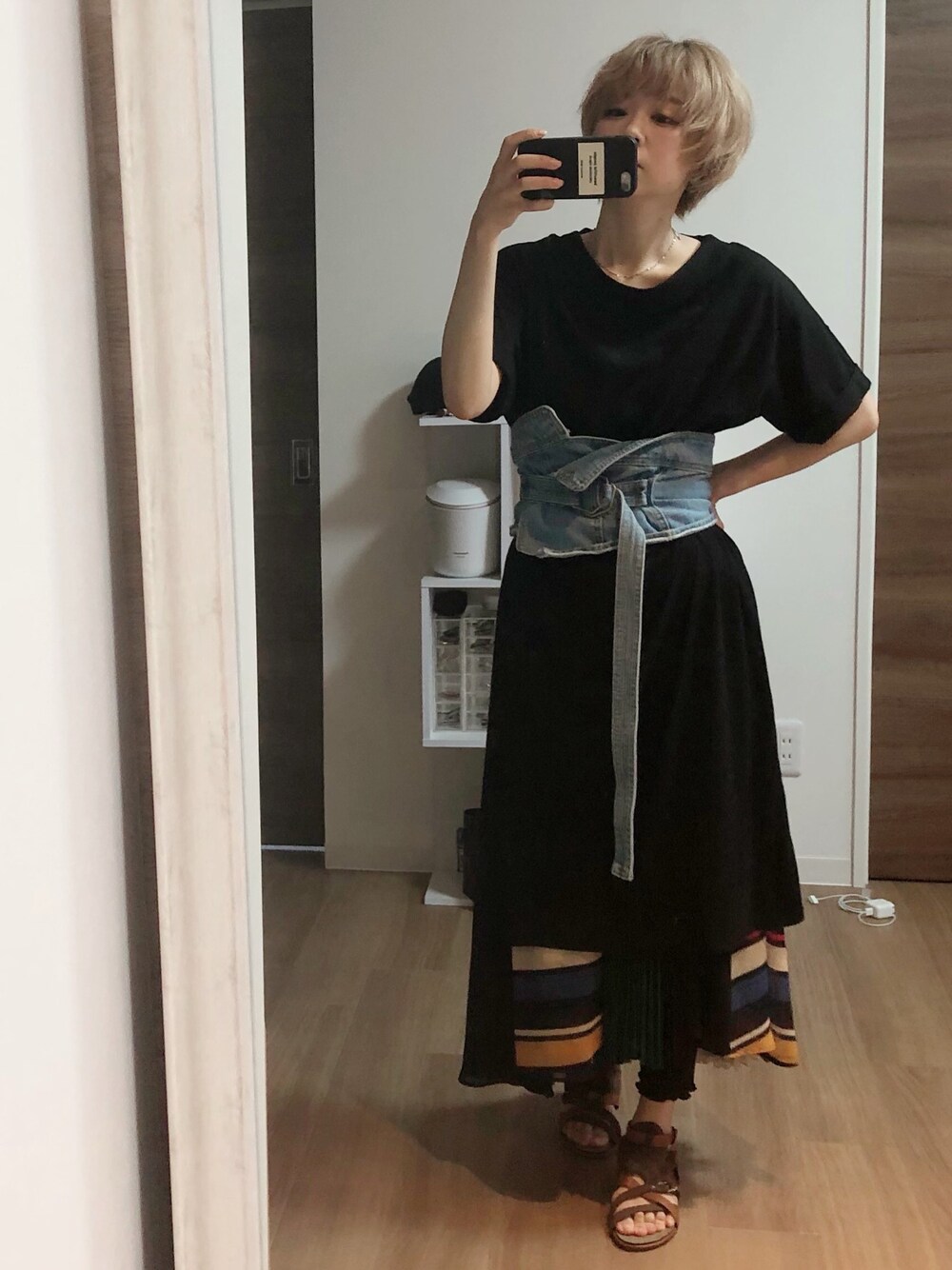 「夏だ！Tシャツ着よう！、サンダル、PAGEBOY、ワンピース、レイヤードスタイル、デニムビスチェ、and it_、Tシャツワンピ、きりかえワンピ」｜「PAGEBOYのロングカットＴシャツワンピース（ワンピース/ドレス、ブラック系）」を使った、adaaajoさん（レディース・165cm）の夏コーディネートの1枚目の写真