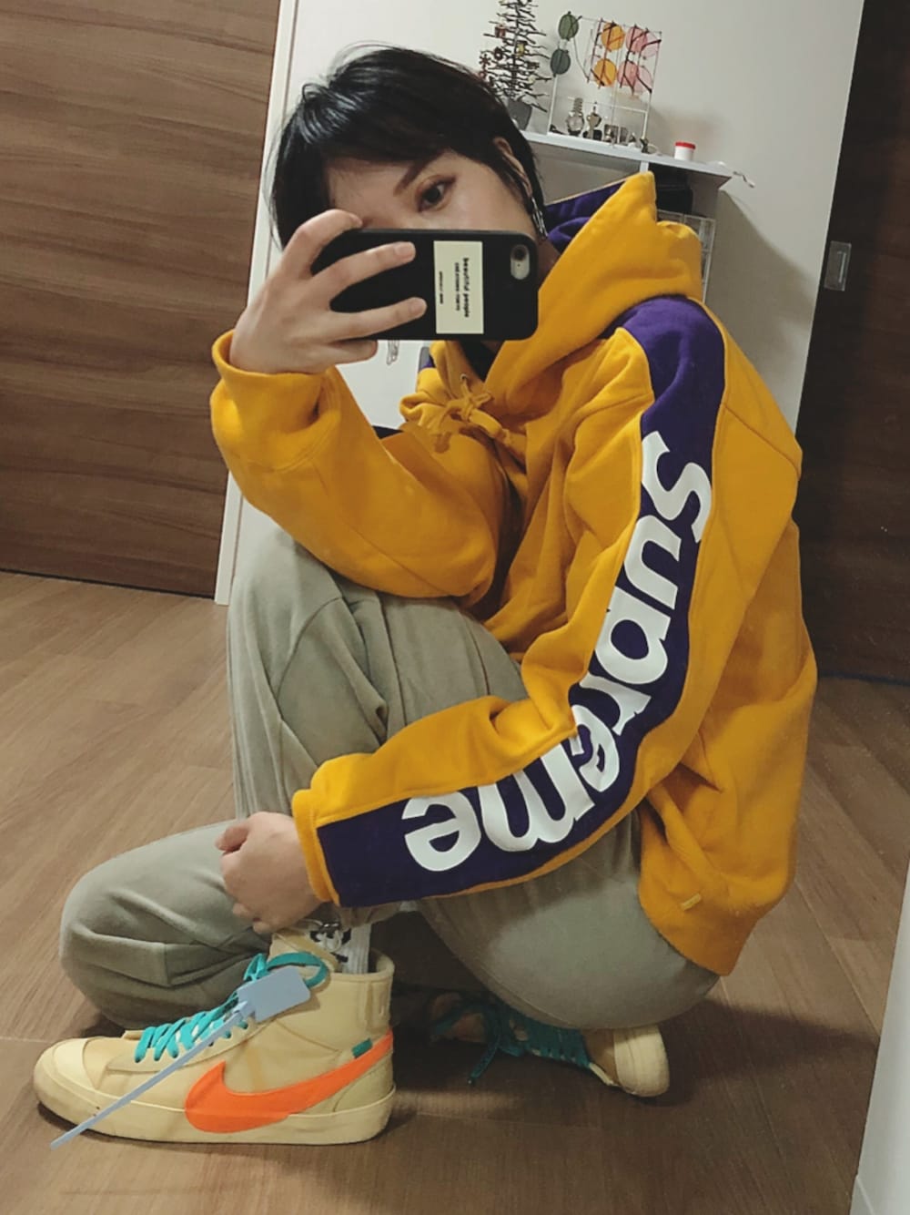 「supreme、年末WEAR感謝祭、ストリートカジュアル、シュプリーム、レイカーズカラー、ベロアパンツ、TODAYFUL、スニーカー、OFF-WHITE、NIKEBLAZER」｜「Supreme のアイテム（パーカー、イエロー系）」を使った、adaaajoさん（レディース・166cm）の冬コーディネートの1枚目の写真