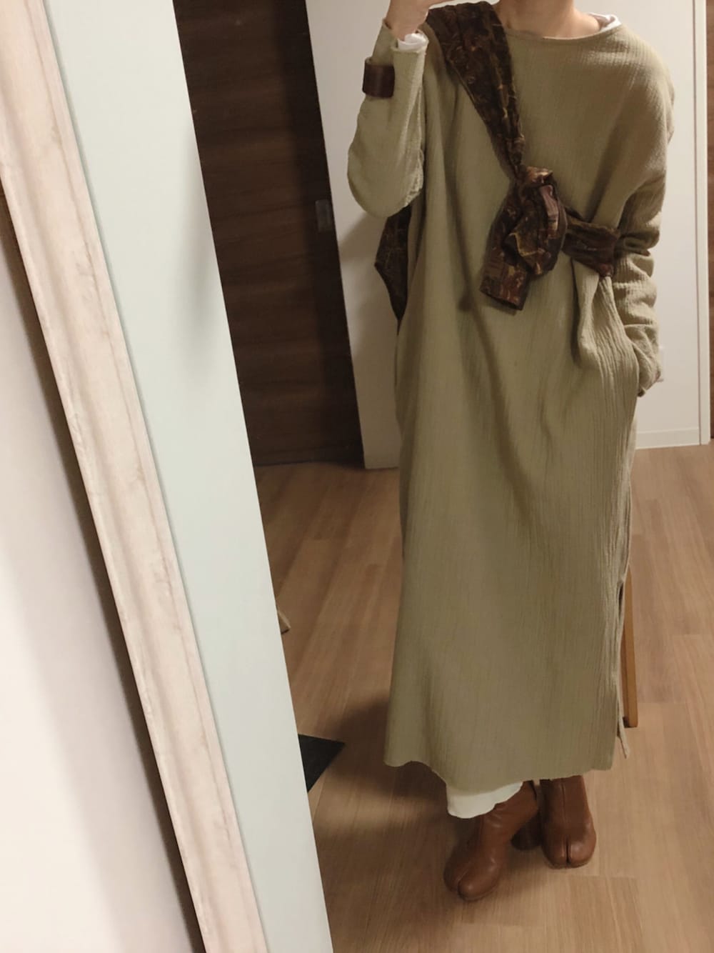 「大人カジュアル、TODAYFUL、ワンピース、Maison Martin Margiela、メゾンマルジェラ、足袋ブーツ、レギンスパンツ、ワントーンコーデ、ブラウンコーデ、ベージュコーデ」｜「TODAYFULのアイテム（ワンピース、ベージュ系）」を使った、adaaajoさん（レディース・166cm）の冬コーディネートの1枚目の写真