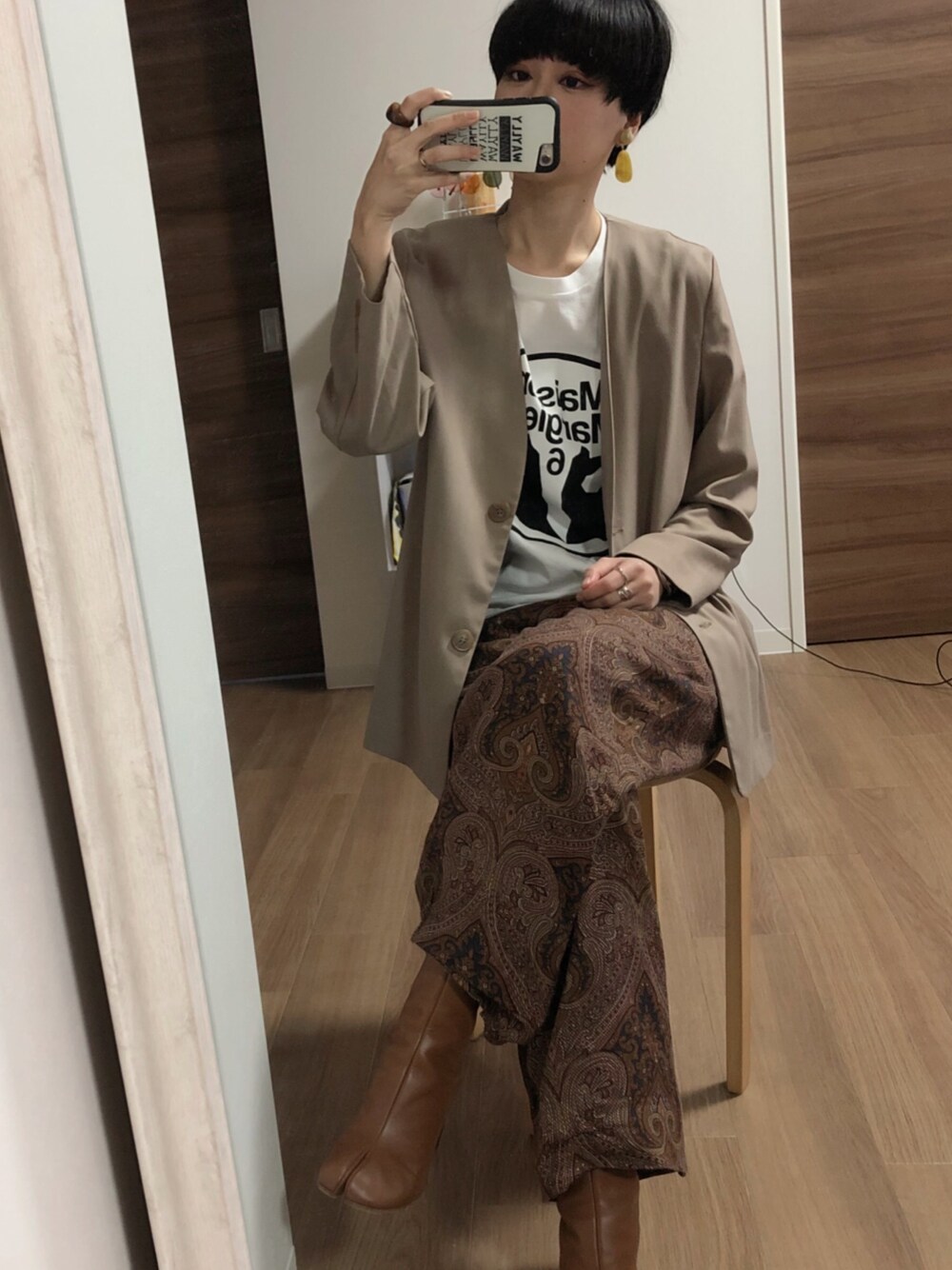 「ブラウン色に染まれ、ノーカラージャケット、TODAYFUL、ペイズリー柄、ラフパンツ、Maison Martin Margiela、足袋ブーツ、MM6 Maison Martin Margiela、MM6、Tシャツ」｜「TODAYFULのTODAYFUL(トゥデイフル) "Collarless Over Jacket"カラーレスオーバージャケット／11910101（ノーカラージャケット、ベージュ系）」を使った、adaaajoさん（レディース・166cm）の冬コーディネートの1枚目の写真