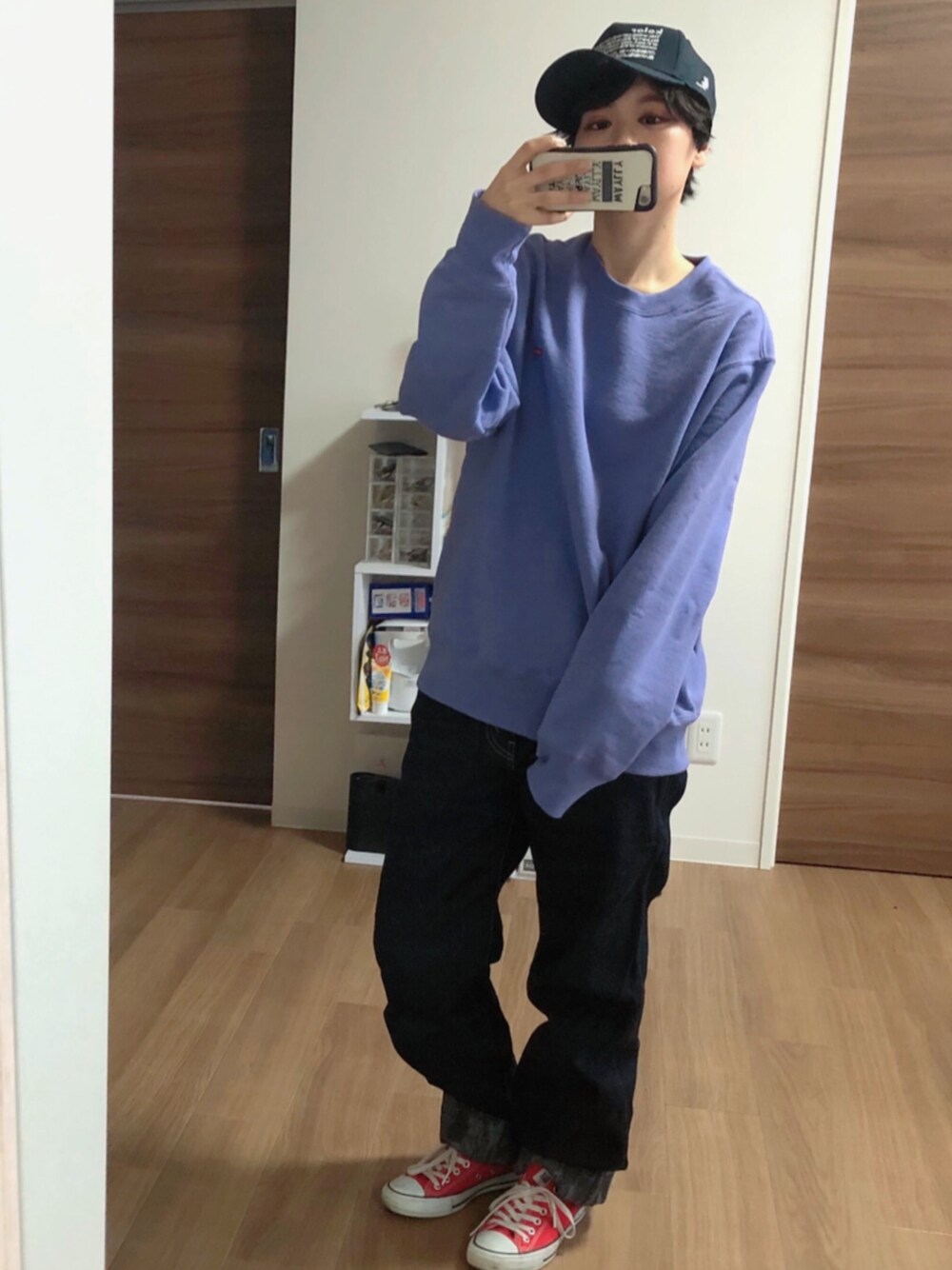 「kolor、キャップ、スウェット、シュプリーム、supreme、JANTJE ONTEMBAAR、ヤンチェオンテンバール、ボーイズデニム、minedenim、コンバース」｜「Supreme のアイテム（スウェット、パープル系）」を使った、adaaajoさん（レディース・166cm）の春コーディネートの1枚目の写真