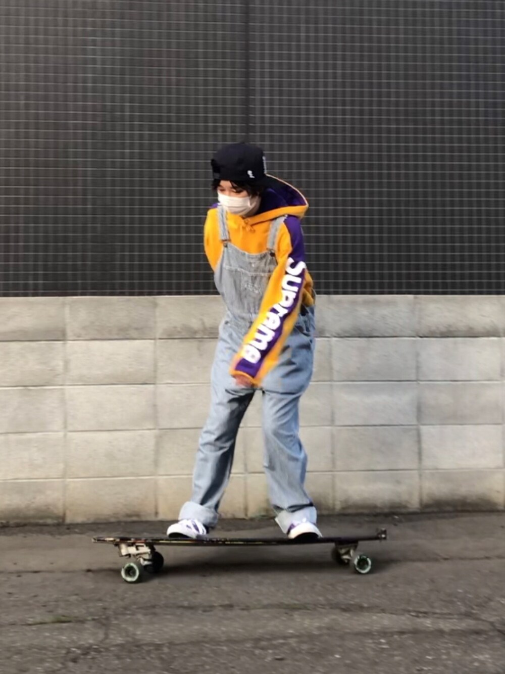 「カジュアル、スケータースタイル、supreme、パーカー、オーバーオール、ヒッコリー、コンバース、オールスター、kolor、キャップ」｜「kolorのアイテム（キャップ、ブルー系）」を使った、adaaajoさん（レディース・166cm）の春コーディネートの1枚目の写真