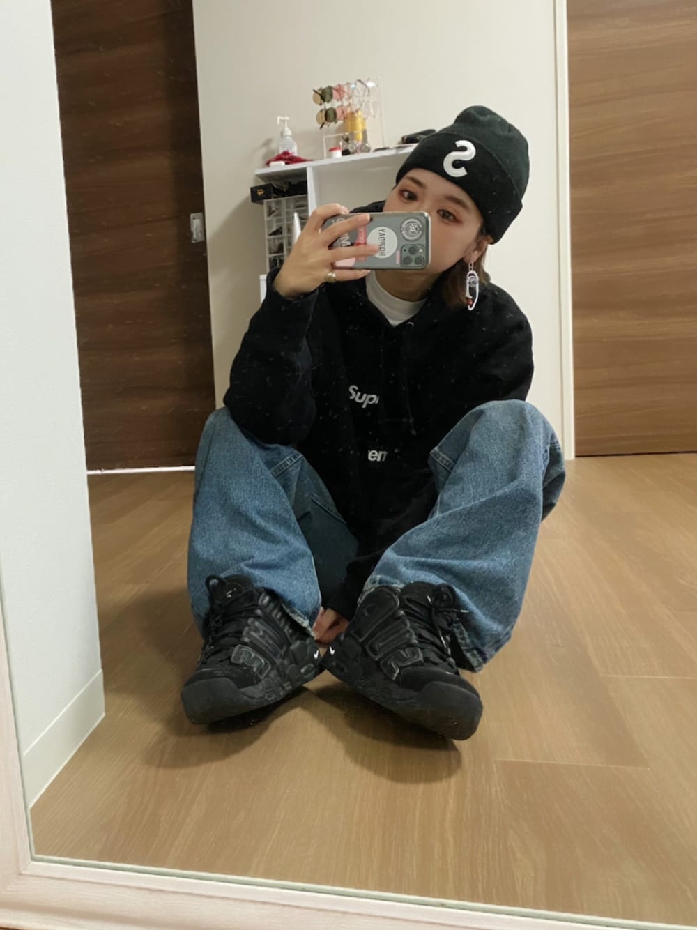 「supreme、シュプリーム、ボックスロゴ、COMME des GARCONS、DAIRIKU、デニム、スケータースタイル、モアテン、シュプテンポ、ビーニー」｜「Supreme のアイテム（ニットキャップ/ビーニー、ブラック系）」を使った、adaaajoさん（レディース・166cm）の秋コーディネートの1枚目の写真