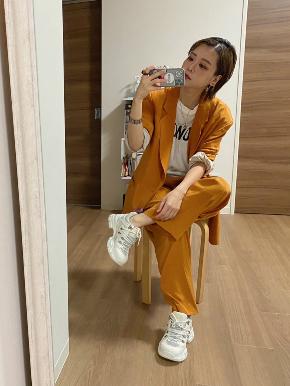 「セットアップ、TODAYFUL、スニーカー、GUCCI、フラッシュトレック、wearhalloween2020、ジャケット、サテンパンツ」｜「TODAYFULのVintageサテンオーバージャケット（テーラードジャケット、オレンジ系）」を使った、adaaajoさん（レディース・166cm）の秋コーディネートの1枚目の写真