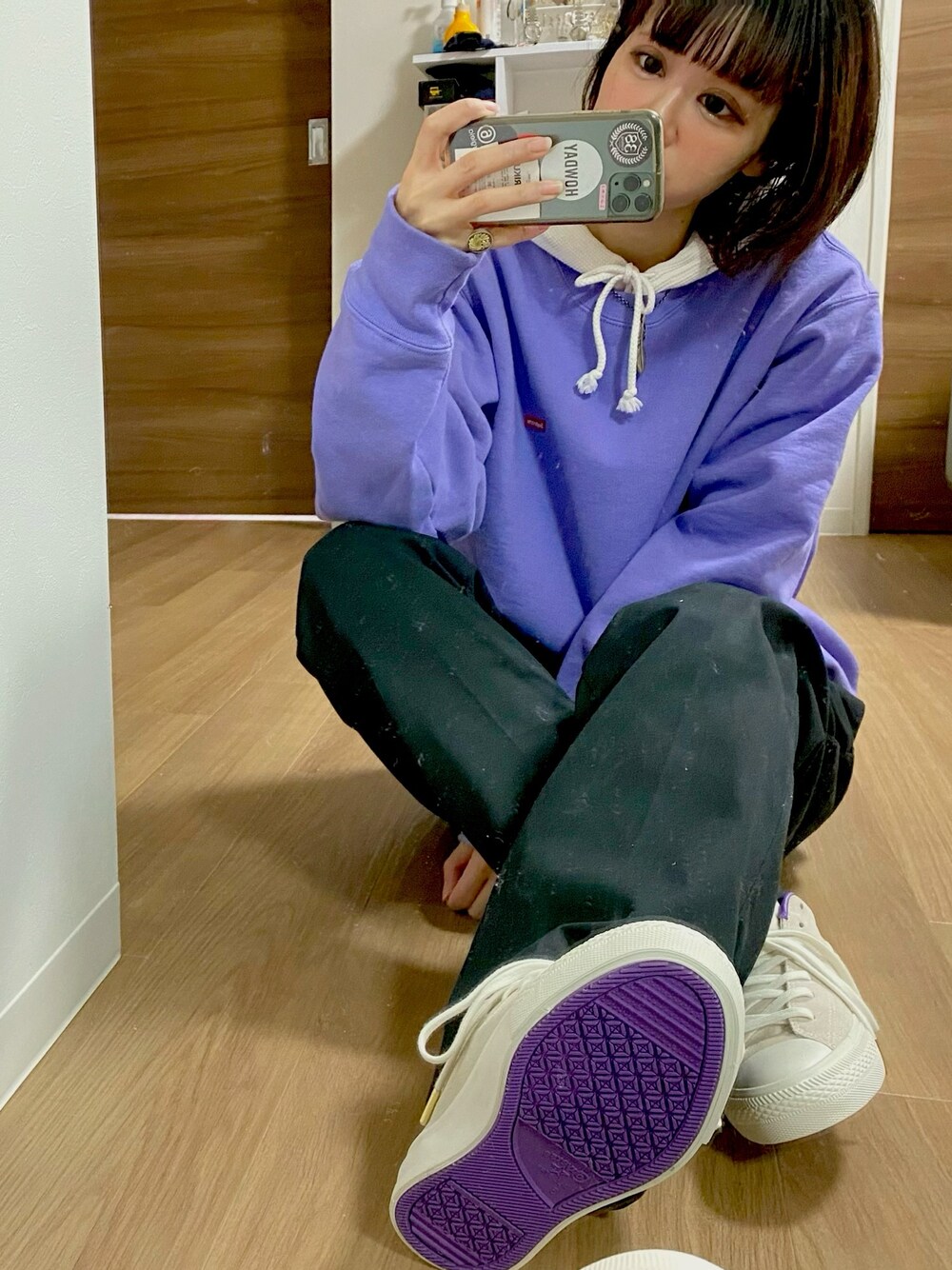「コンバース、スニーカーコーデ、メンズライク、supreme、シュプリーム、スウェット、ディッキーズ(Dickies)、Dickies、ワークパンツ、skateboarding」｜「Supreme のアイテム（スウェット、パープル系）」を使った、adaaajoさん（レディース・166cm）の冬コーディネートの1枚目の写真
