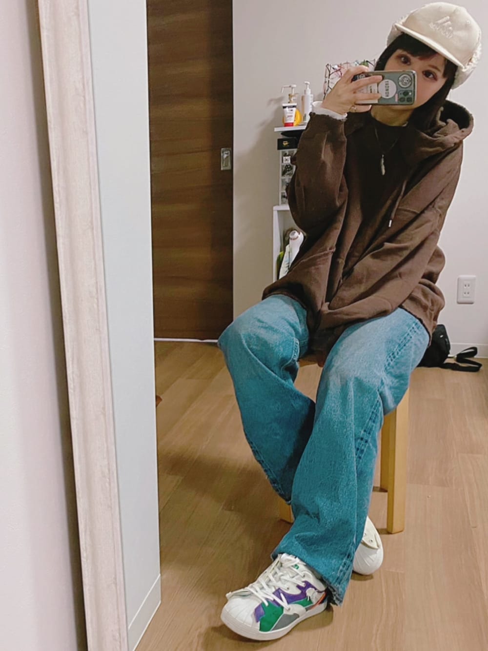 「DAIRIKU、パーカー、後付けパーカー、デニム、メンズライク、スニーカー、kolor、adidas、フライトキャップ、古着コーデ」｜「DAIRIKUのアイテム（パーカー、ブラウン系）」を使った、adaaajoさん（レディース・166cm）の冬コーディネートの1枚目の写真